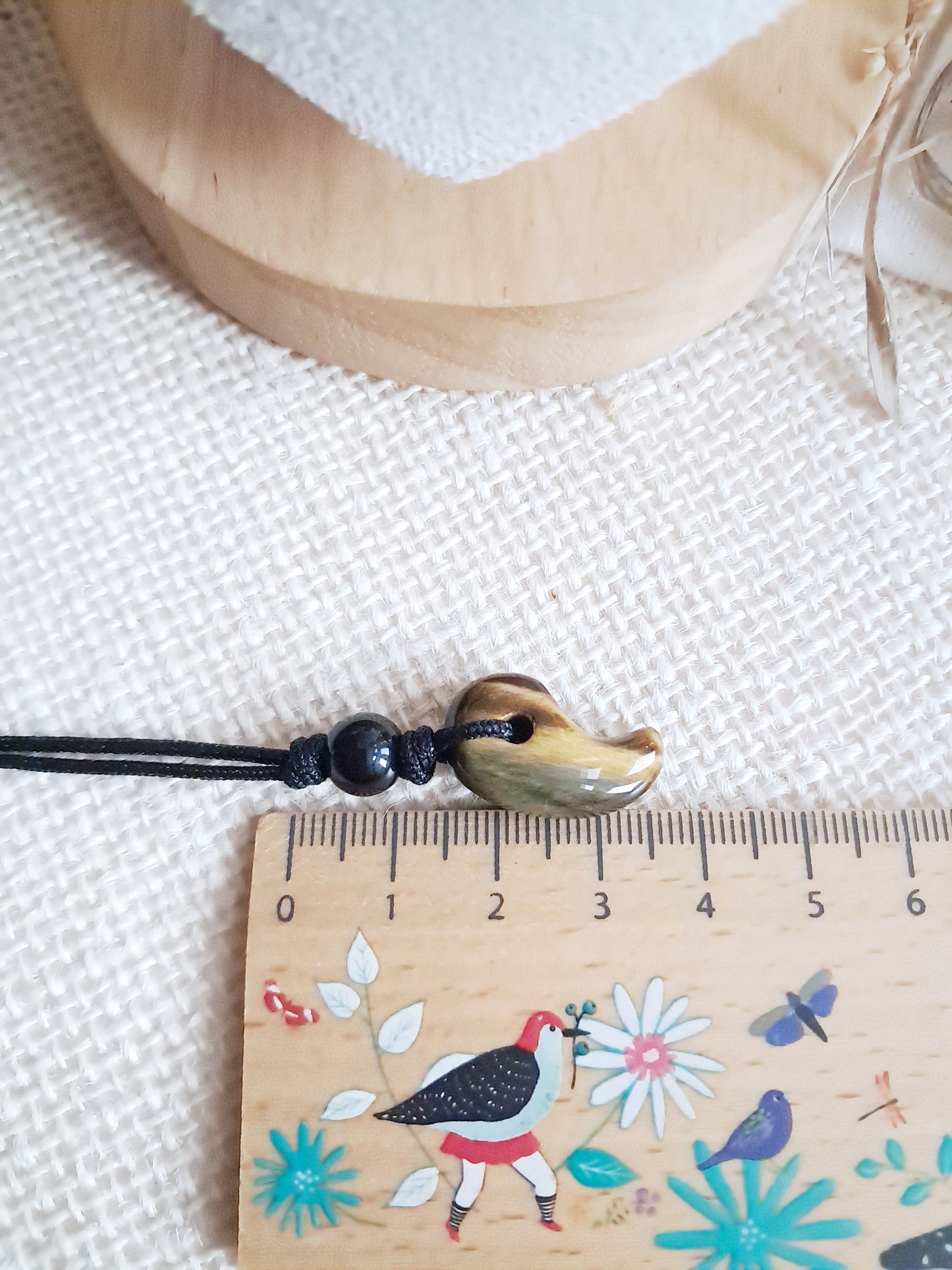 Collier Magatama Gogok en œil de tigre sur cordon