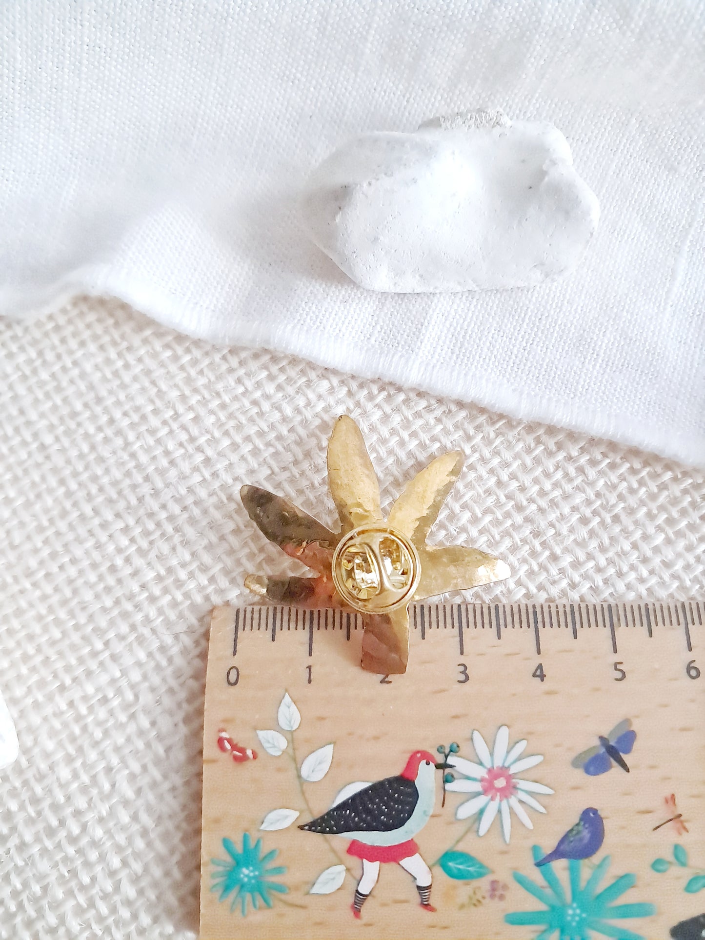 Pin's feuille texturée en laiton