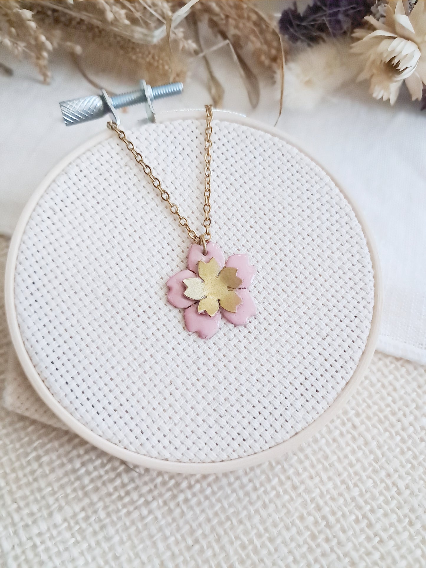 Collier fleur de cerisier rose en laiton