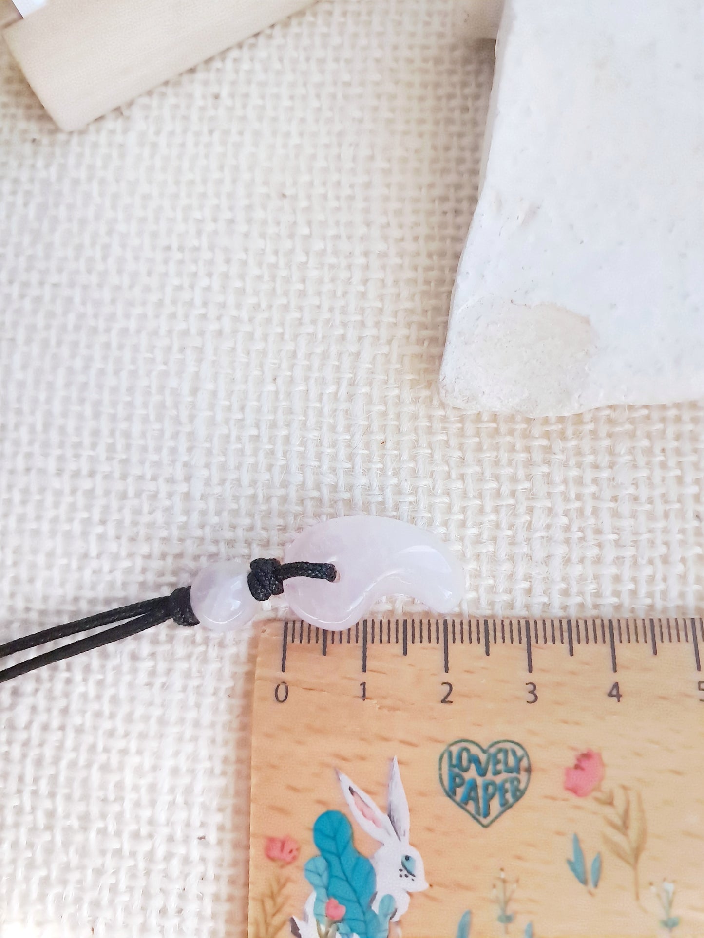 Collier en cordon Magatama Gogok en quartz rose