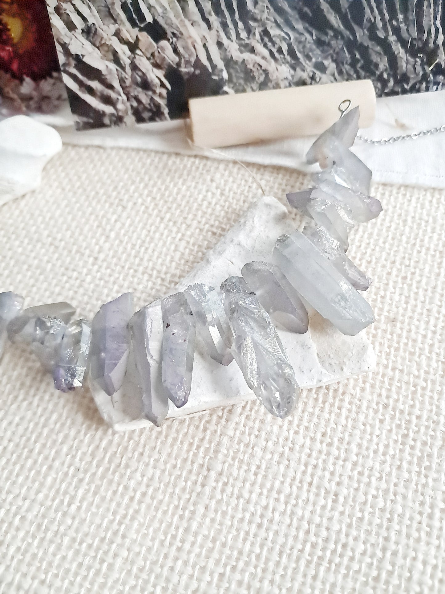 Collier la falaise de Jusangjeolli (주상절리) en quartz électrolytique et en acier inoxydable