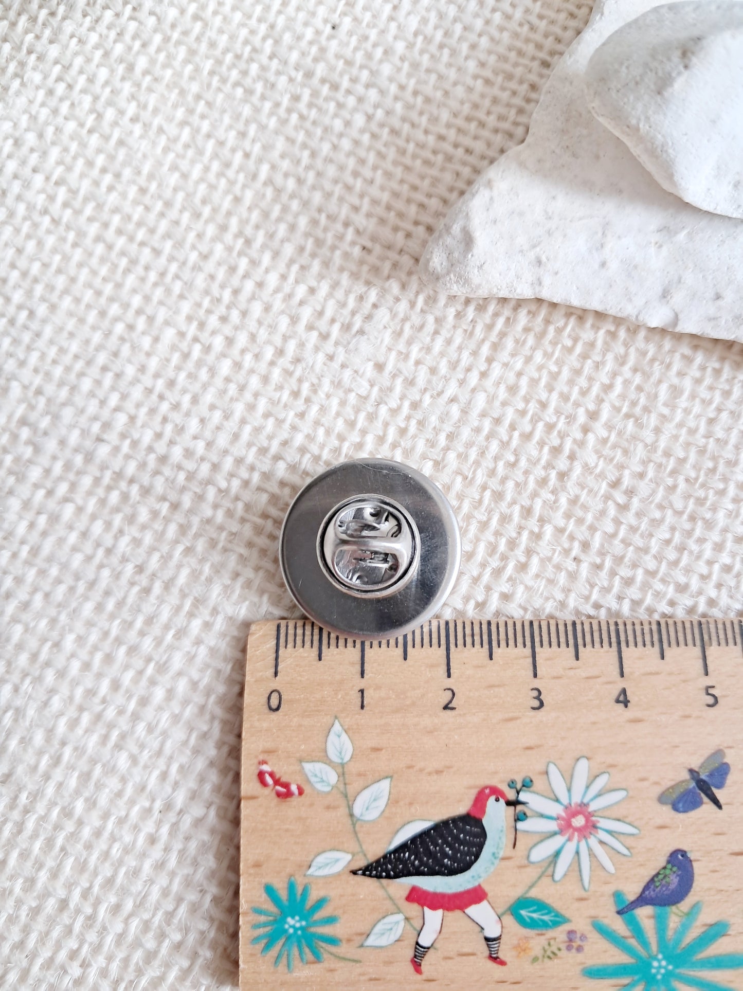 Pin's cabochon Snoopy qui joue de la guitare
