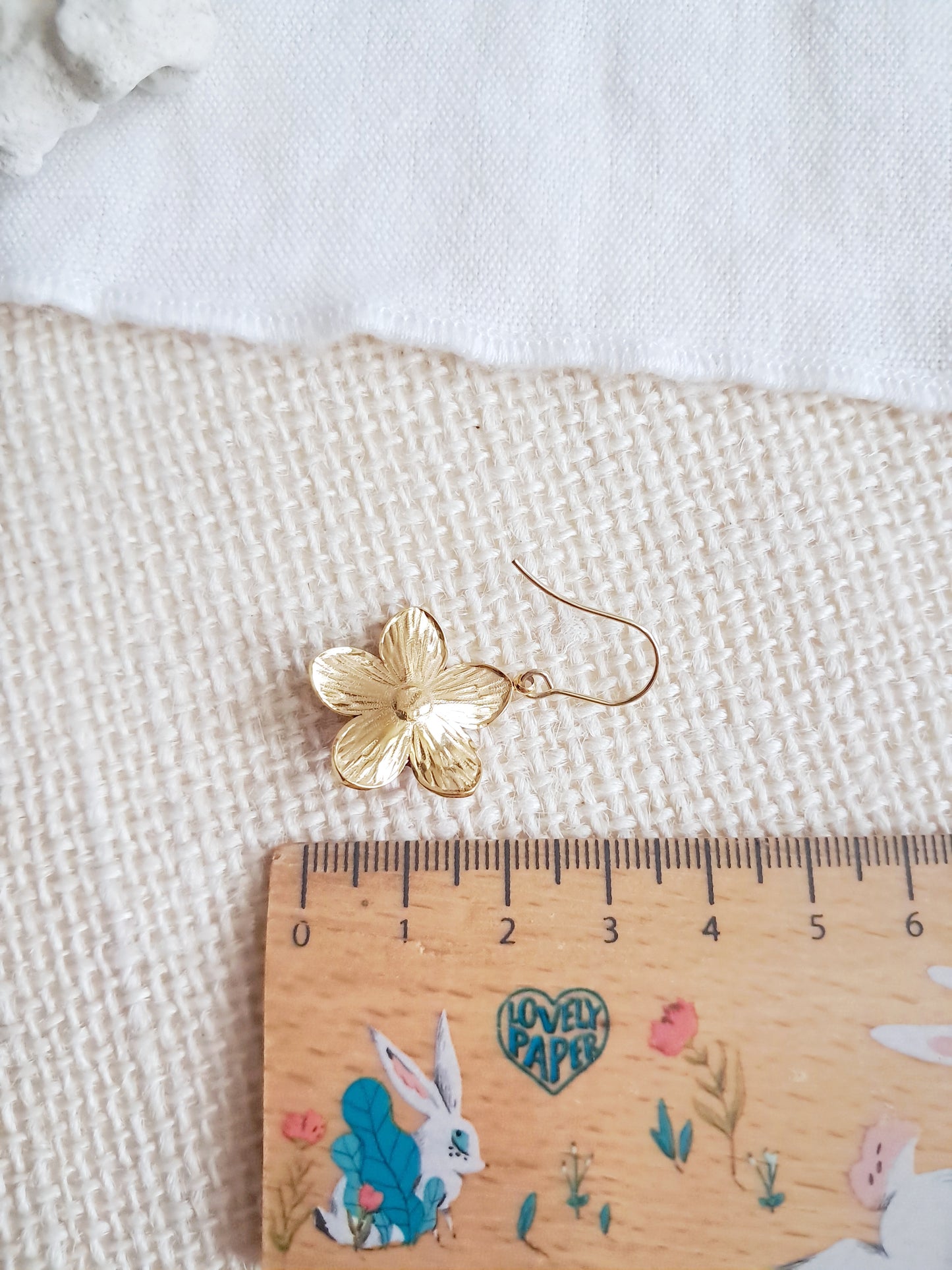 Boucles d'oreilles fleurs rouges en acier inoxydable doré
