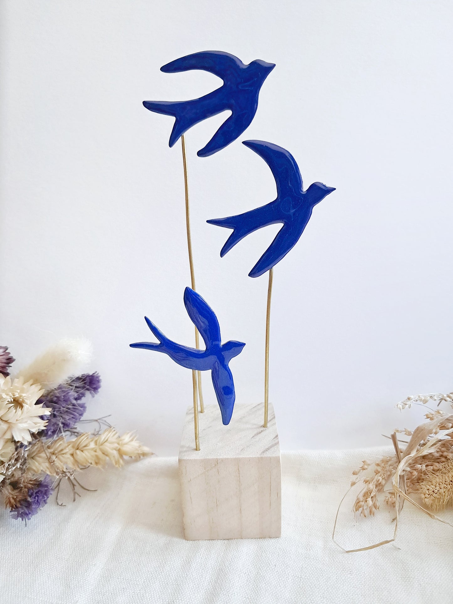 Décoration sur socle envolée d'oiseaux bleus inspirée de Matisse en laiton