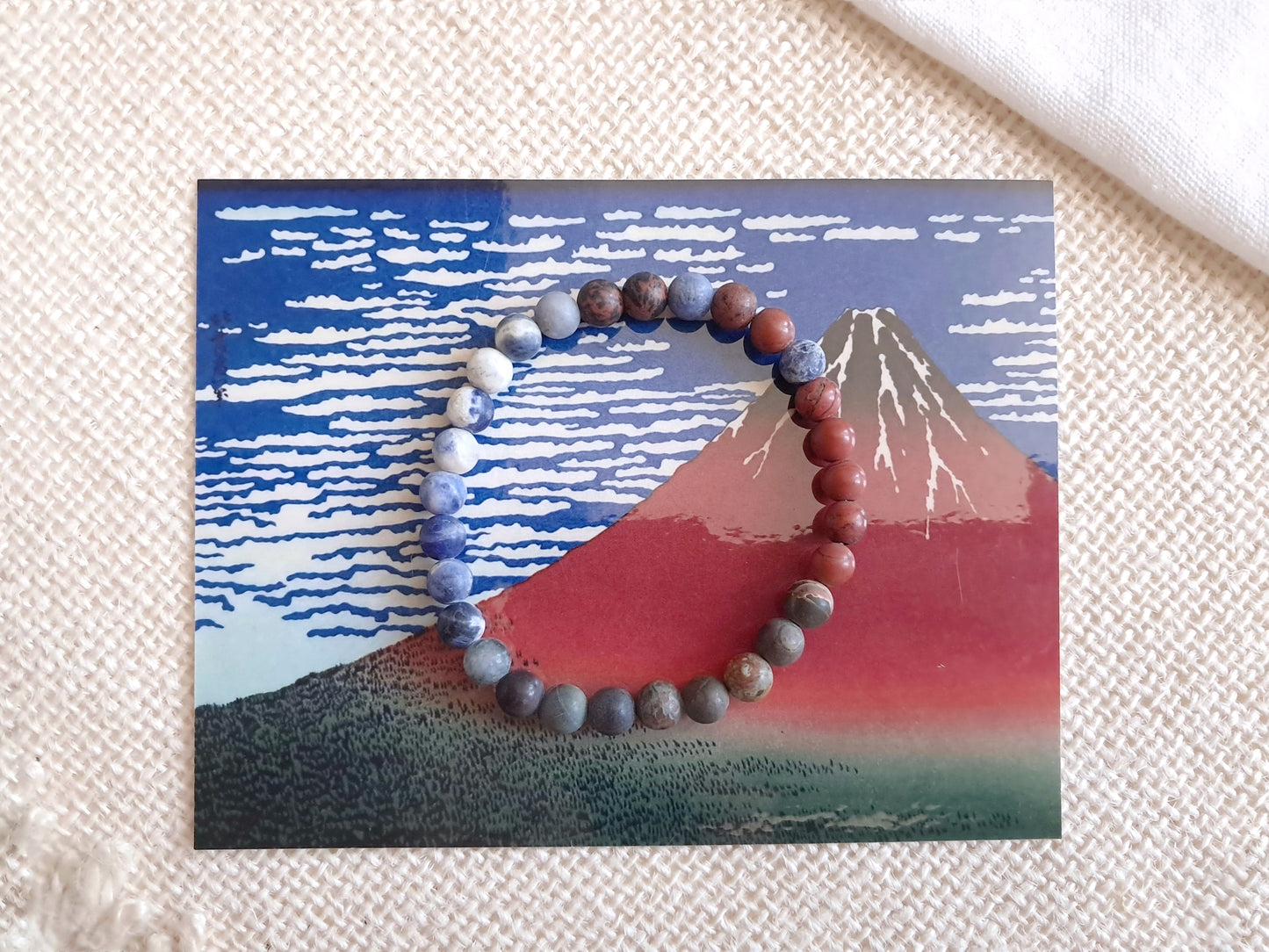 Bracelet de l'estampe "Le Fuji par temps clair" d'Hokusai - exposition Nantes 2025