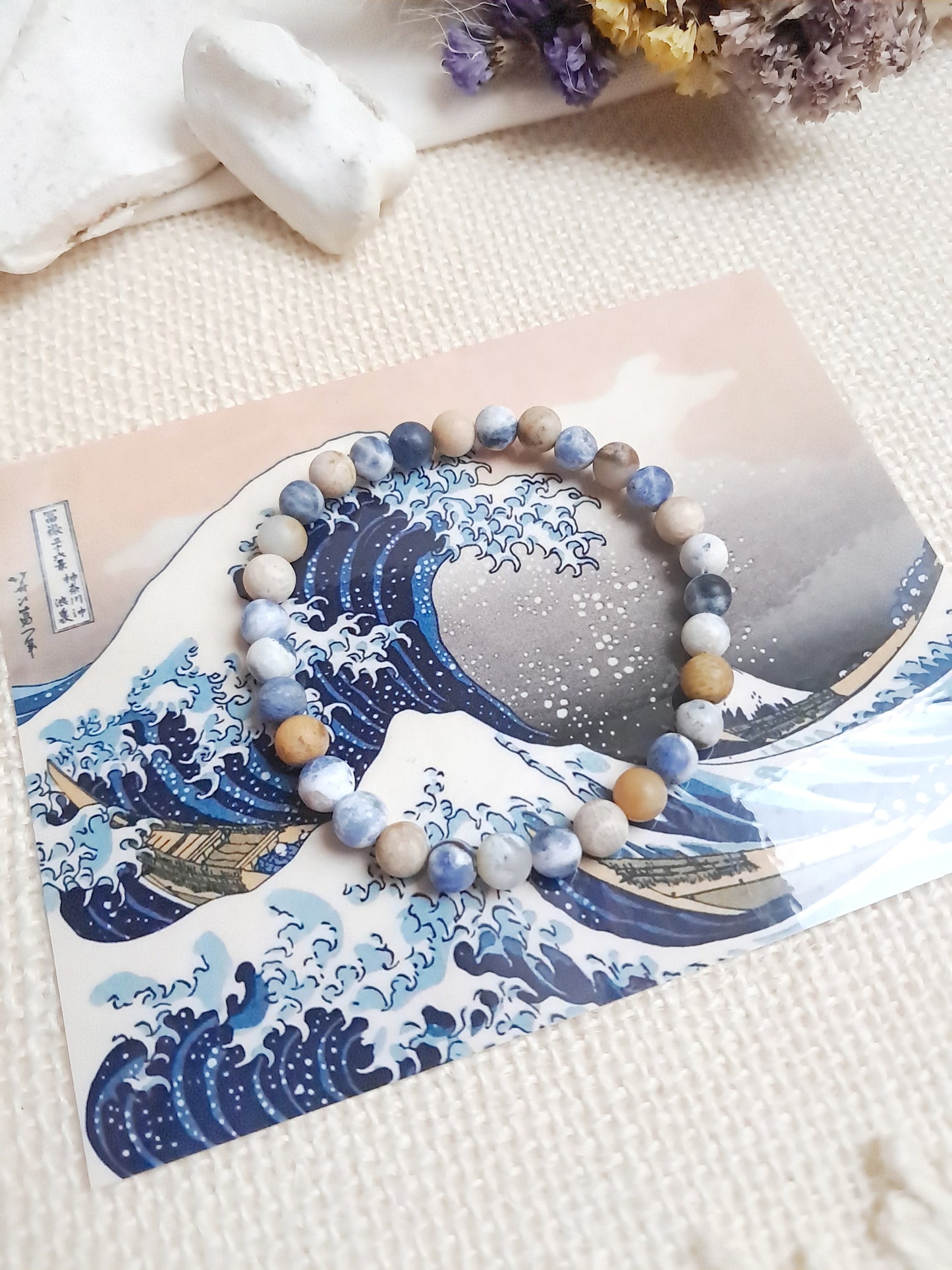 Bracelet inspiré de "La Grande Vague de Kanagawa" d'Hokusai (perles brillantes) - exposition Nantes 2025