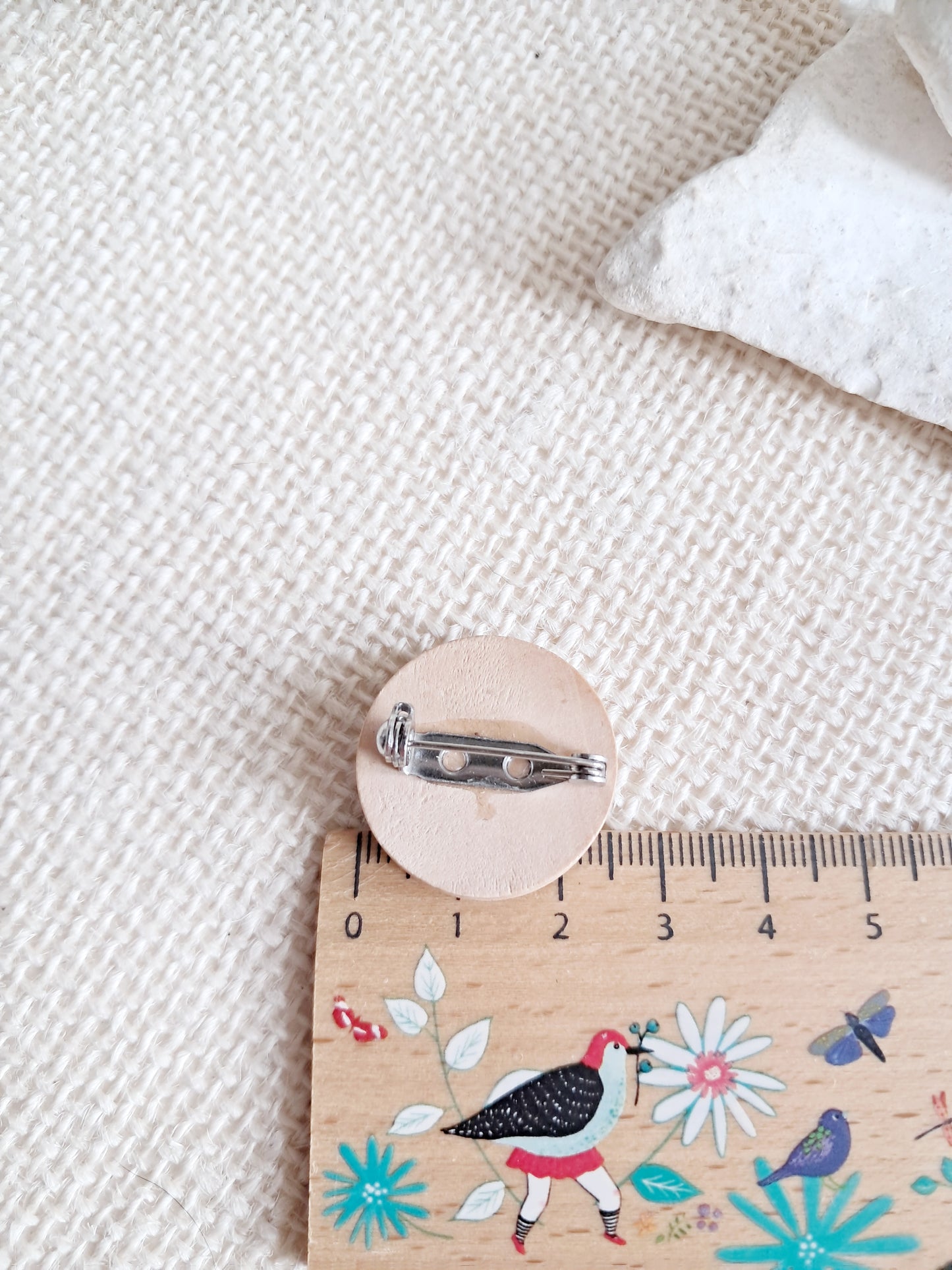 Broche cabochon Totoro en bois