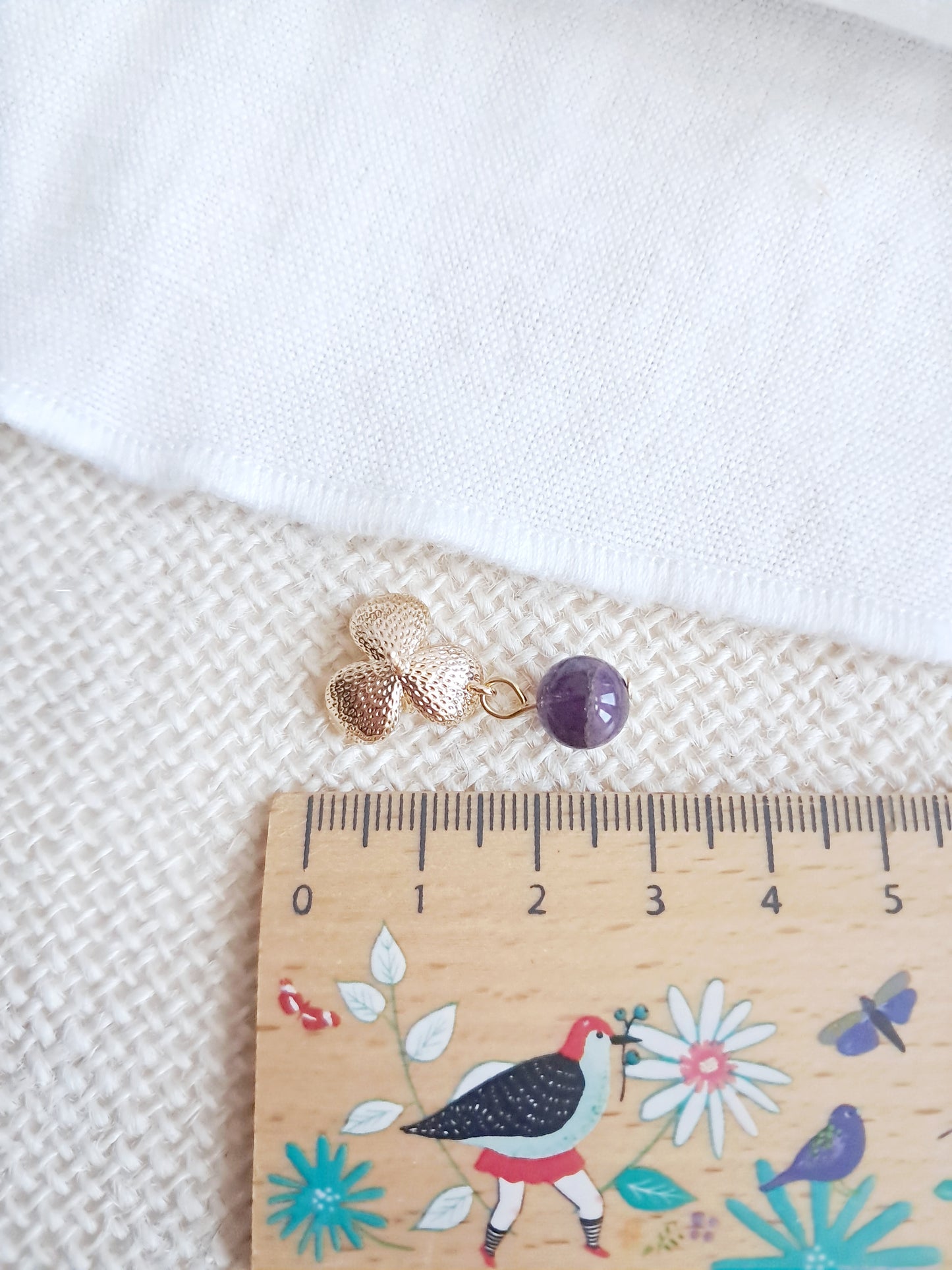 Boucles d'oreilles fleurs et perles en améthyste en laiton