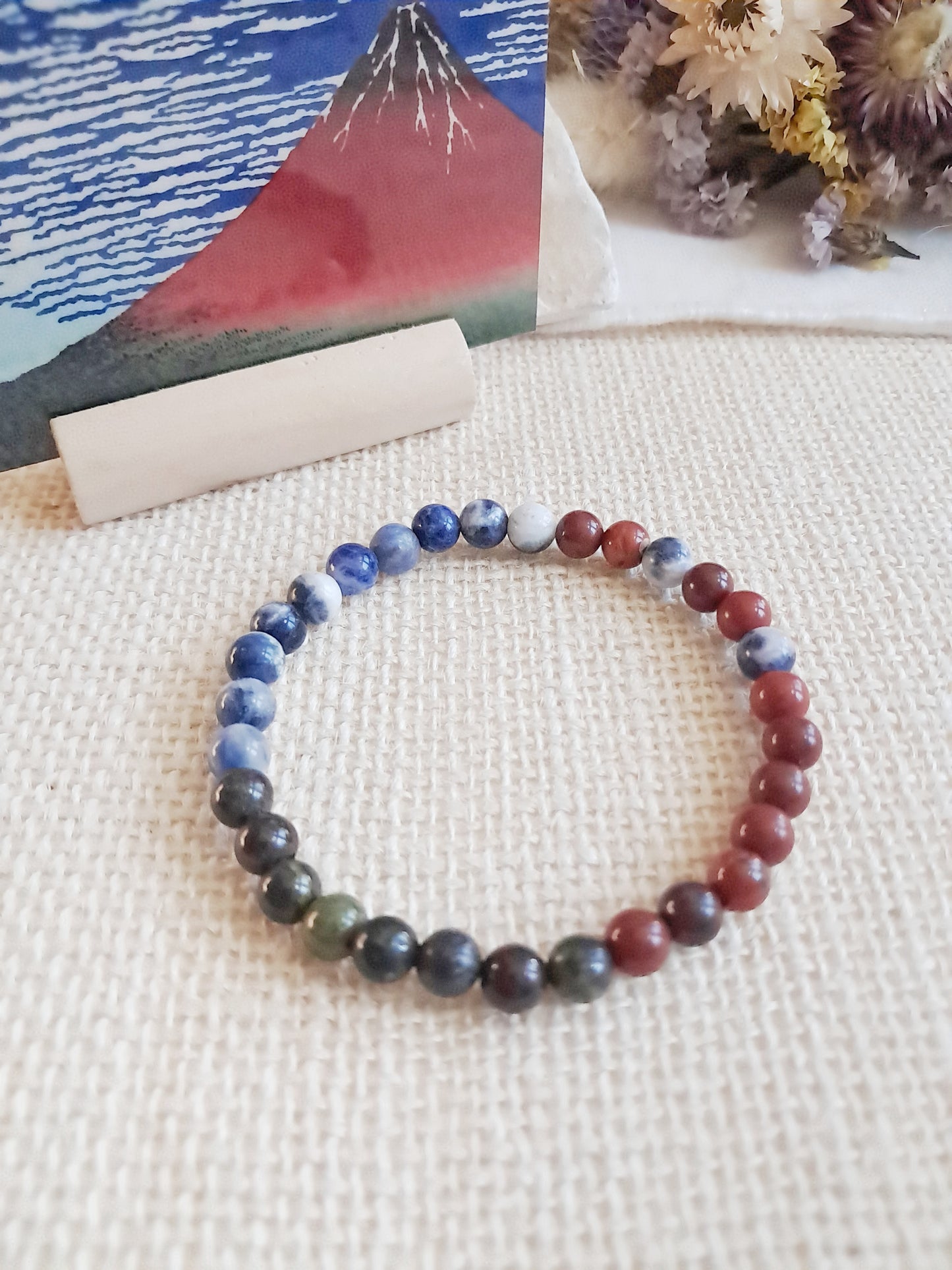 Bracelet de l'estampe "Le Fuji par temps clair" d'Hokusai (perles brillantes) - exposition Nantes 2025