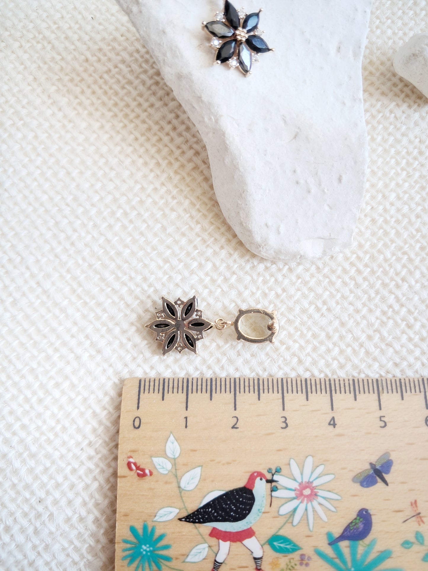 Boucles d'oreilles pendantes fleurs noires