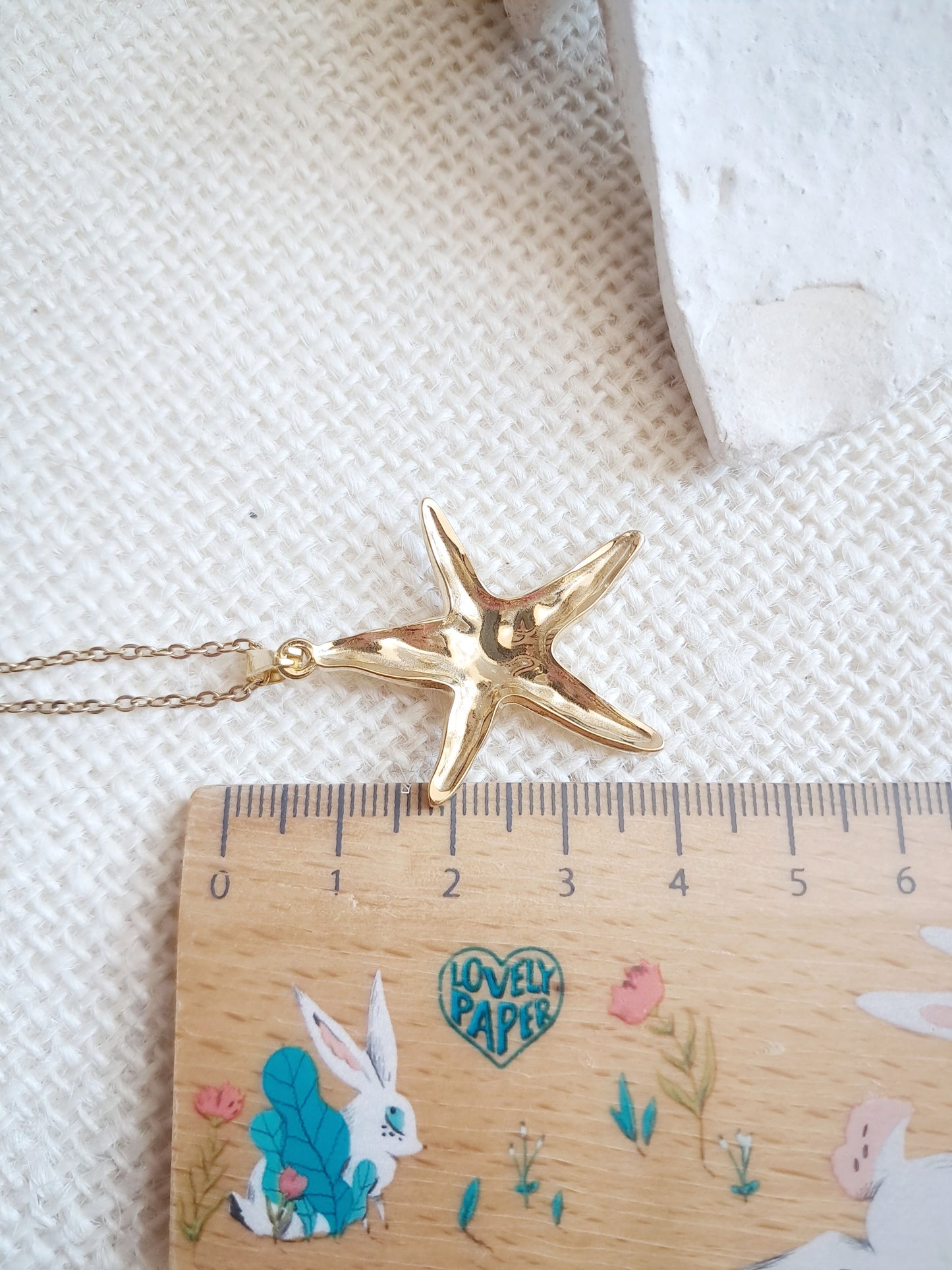 Collier pendentif étoile de mer texturée en acier inoxydable doré