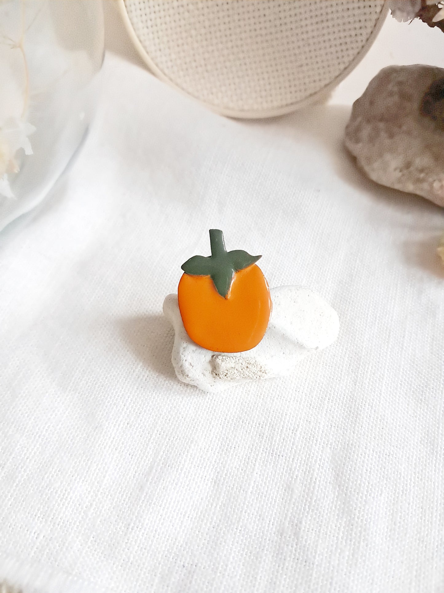 Pin's fruit kaki en laiton et émail