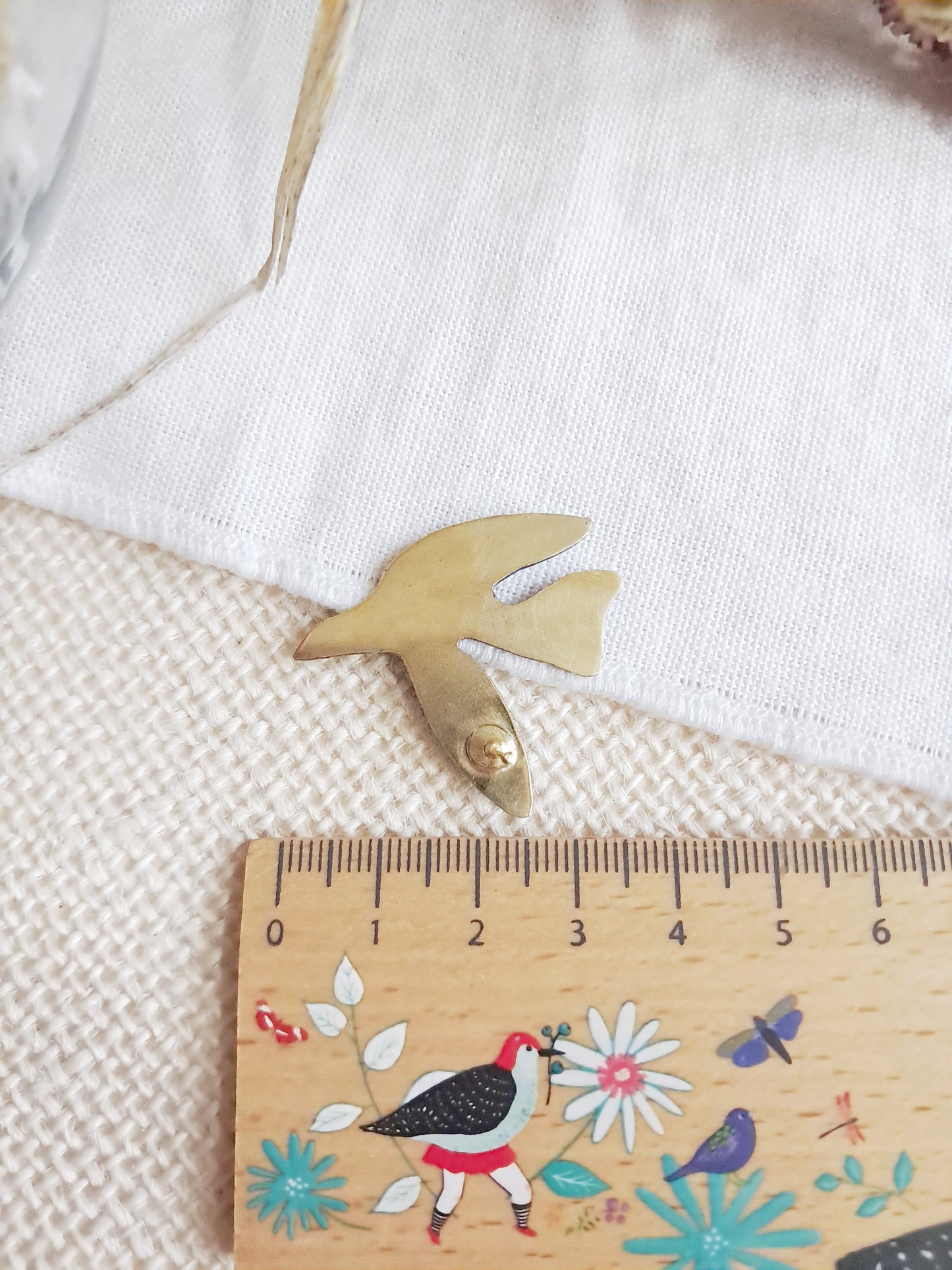 Pin's oiseau bleu de Matisse en laiton et émail