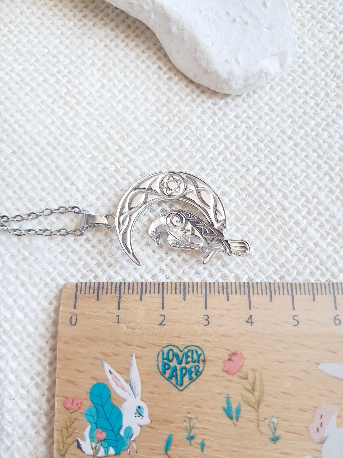 Collier pendentif corbeau et lune celtique en acier inoxydable