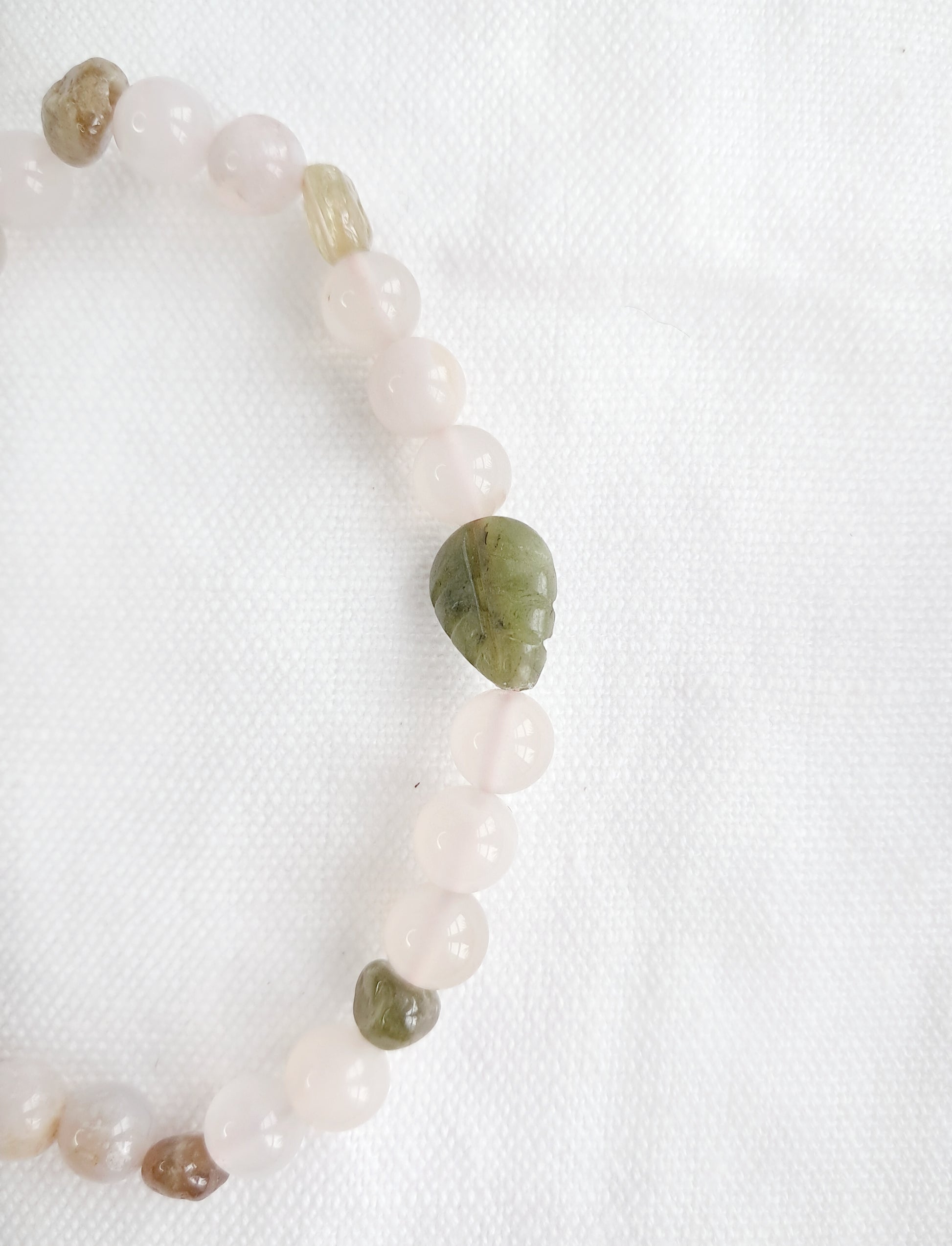 Détail des perles naturelles en tsavorite, agate sakura et jade