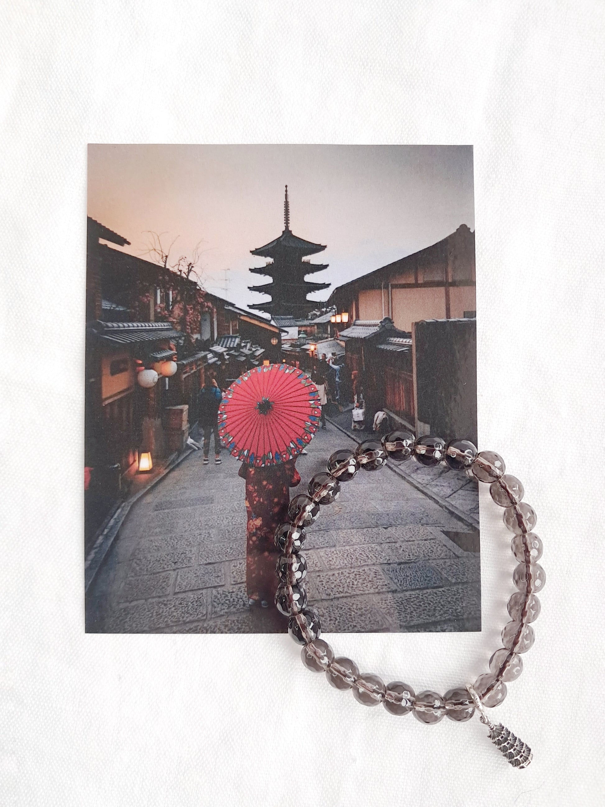 Bracelet avec breloque "Pagode de Yasaka" en quartz fumé