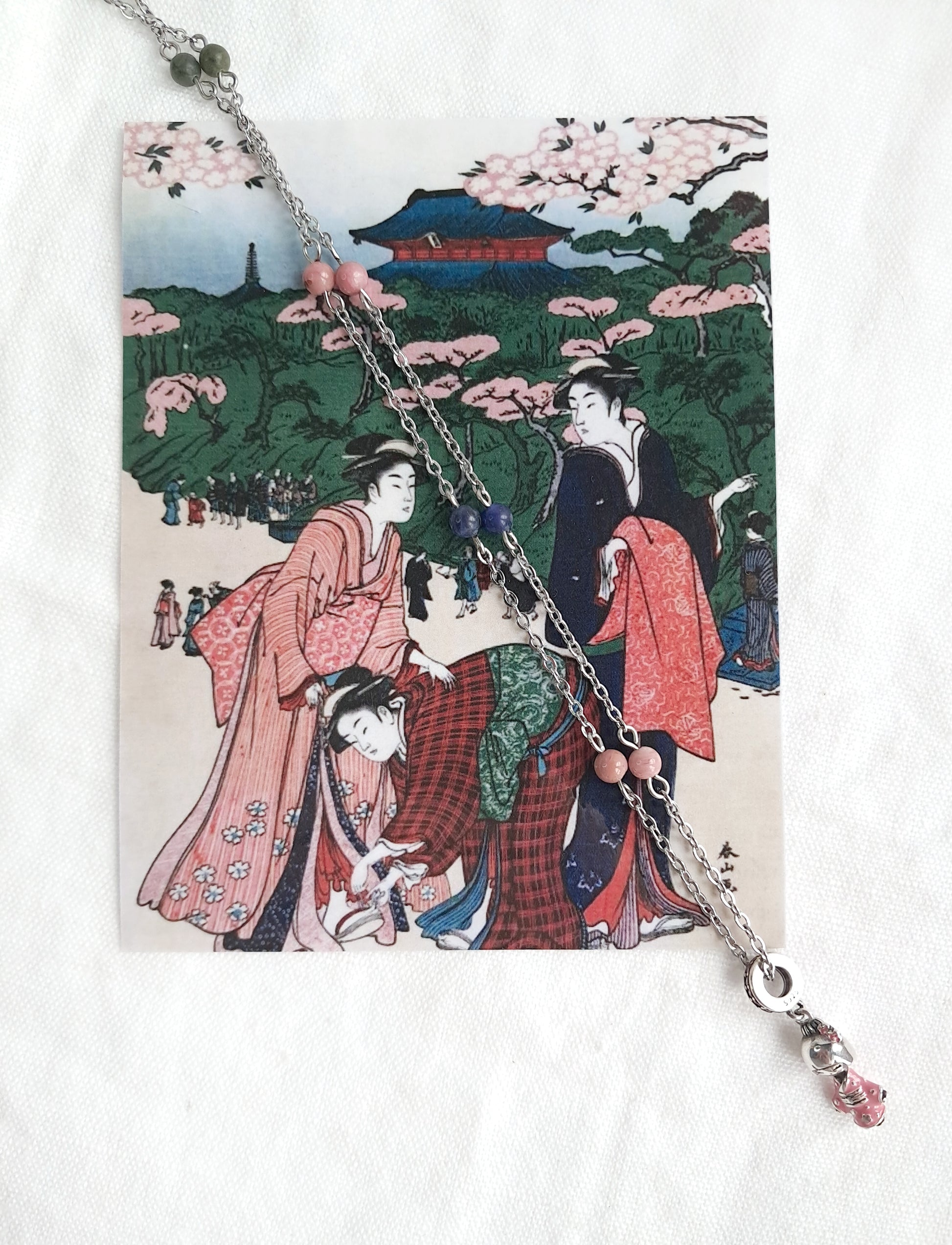 Collier de l'estampe "Observation des cerisiers en fleurs à Ueno"