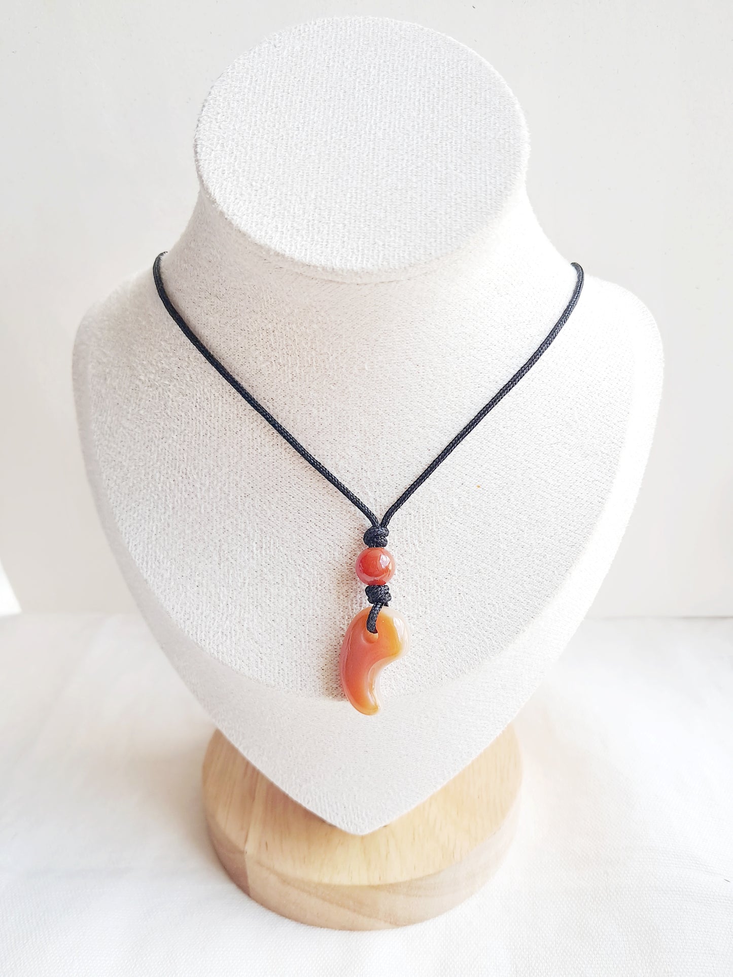 Collier en cordon Magatama en agate cornaline