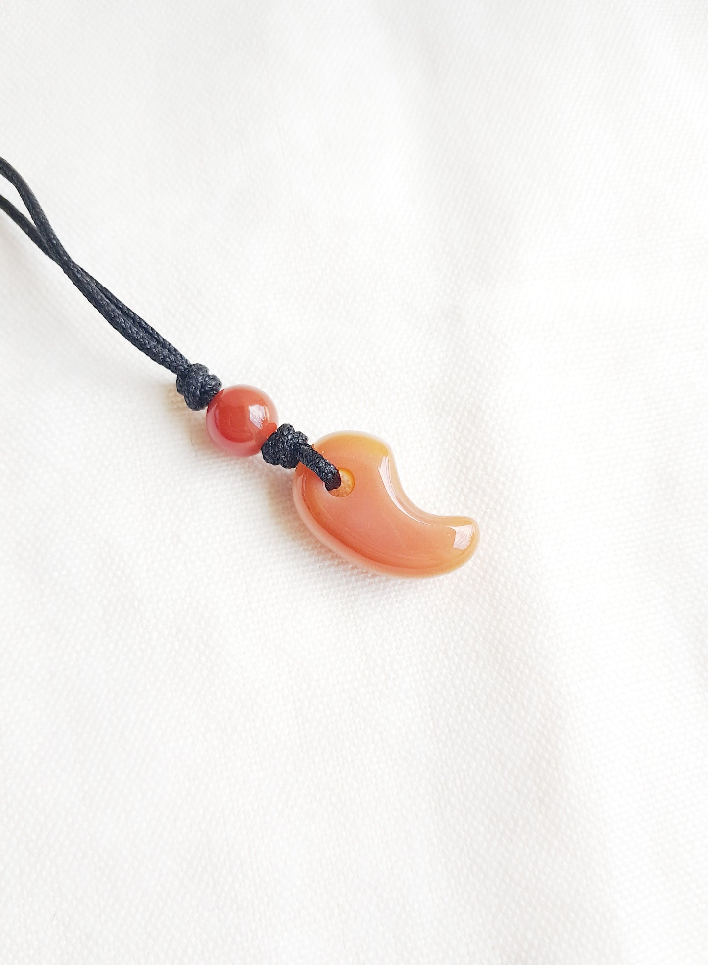 Collier en cordon Magatama en agate cornaline