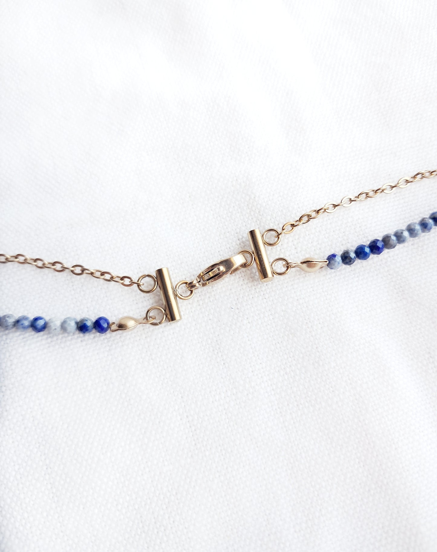 Collier double soleil en acier inoxydable doré et lapis-lazuli