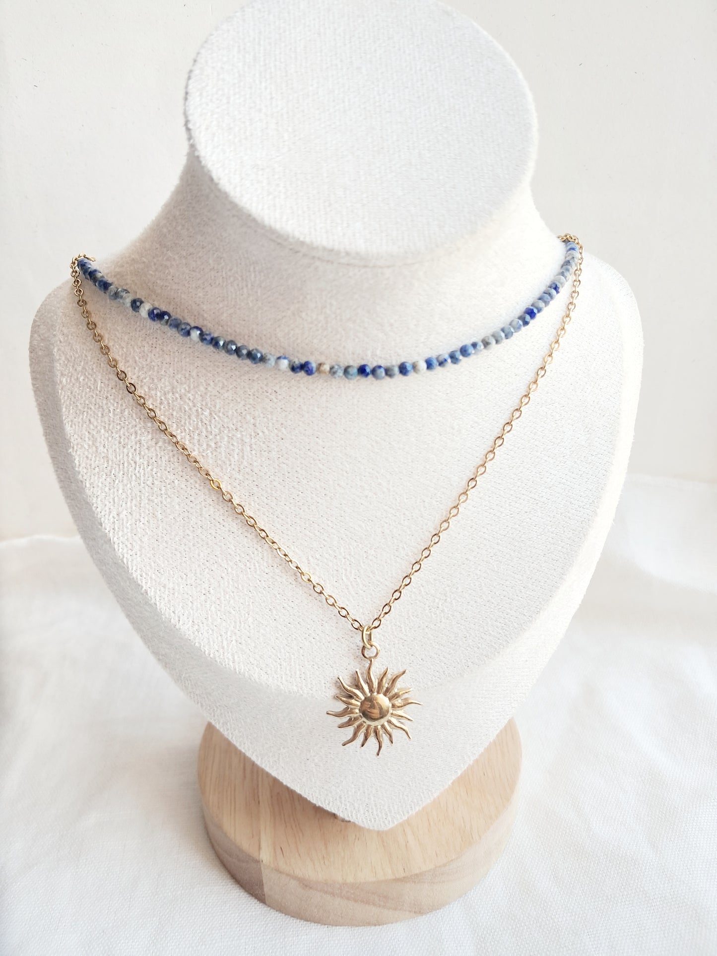 Collier double soleil en acier inoxydable doré et lapis-lazuli