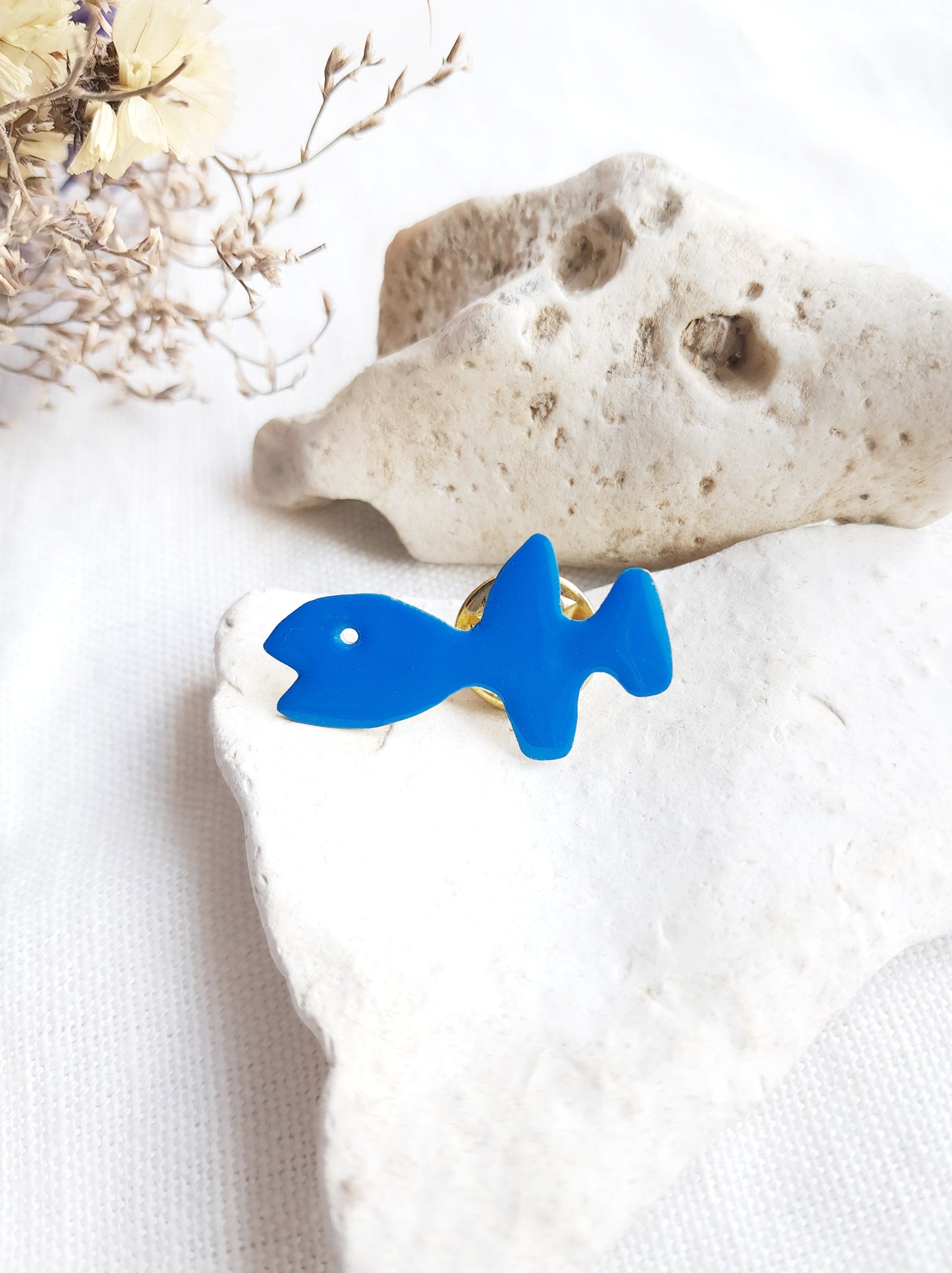 Pin's poisson bleu en laiton et émail