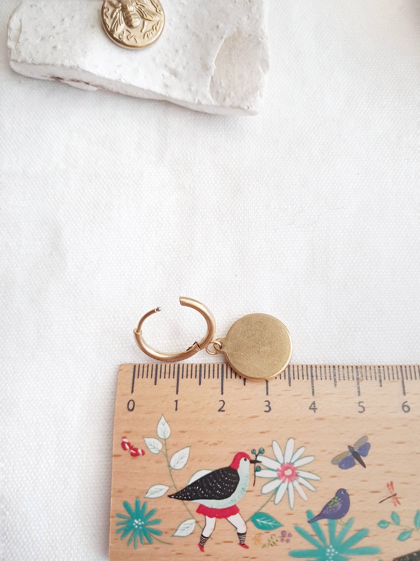 Boucles d'oreilles créoles médailles abeilles