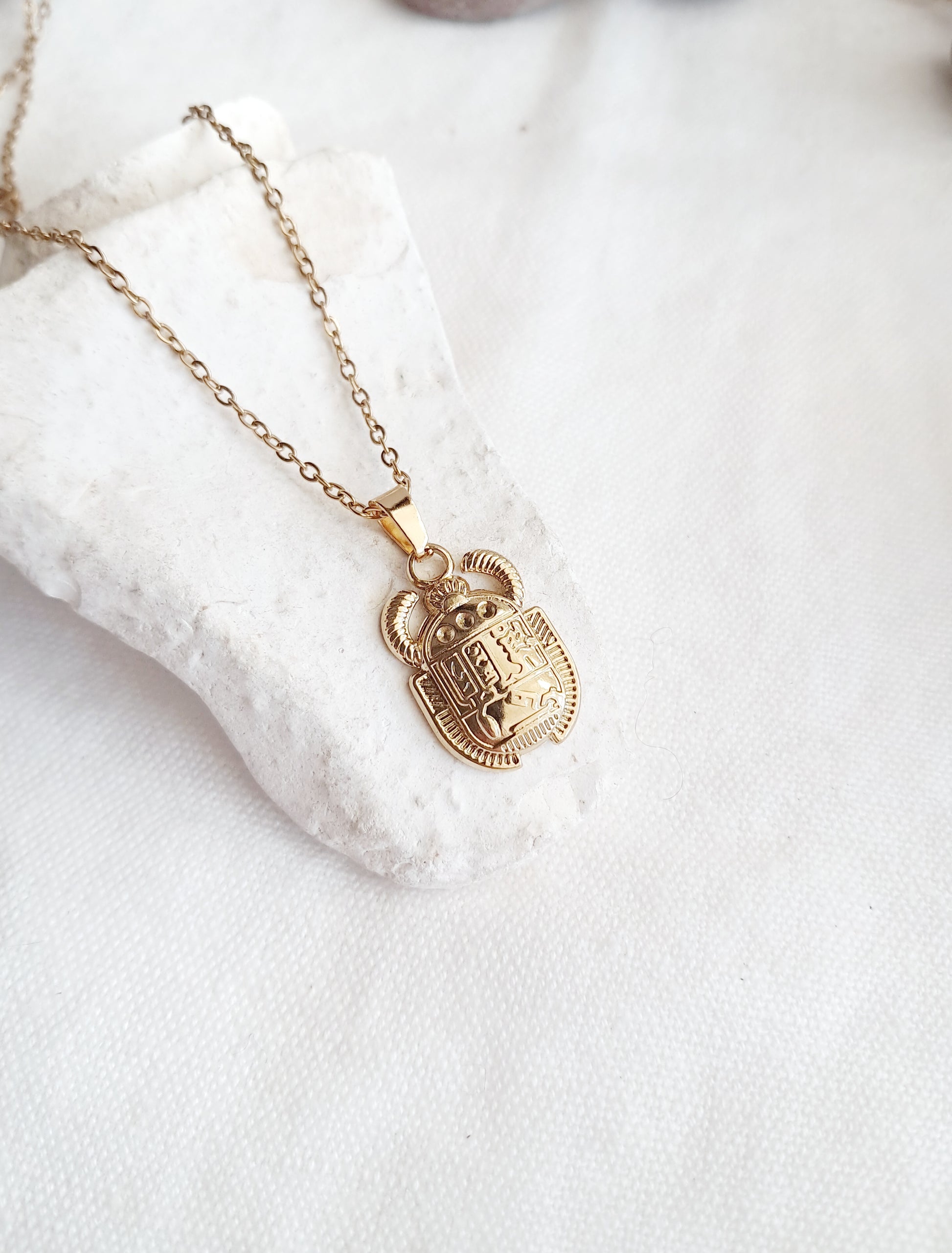 Collier pendentif petit scarabée égyptien