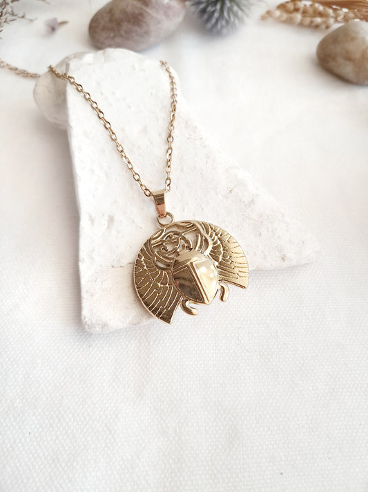 Ce pendentif scarabée égyptien est en acier inoxydable doré