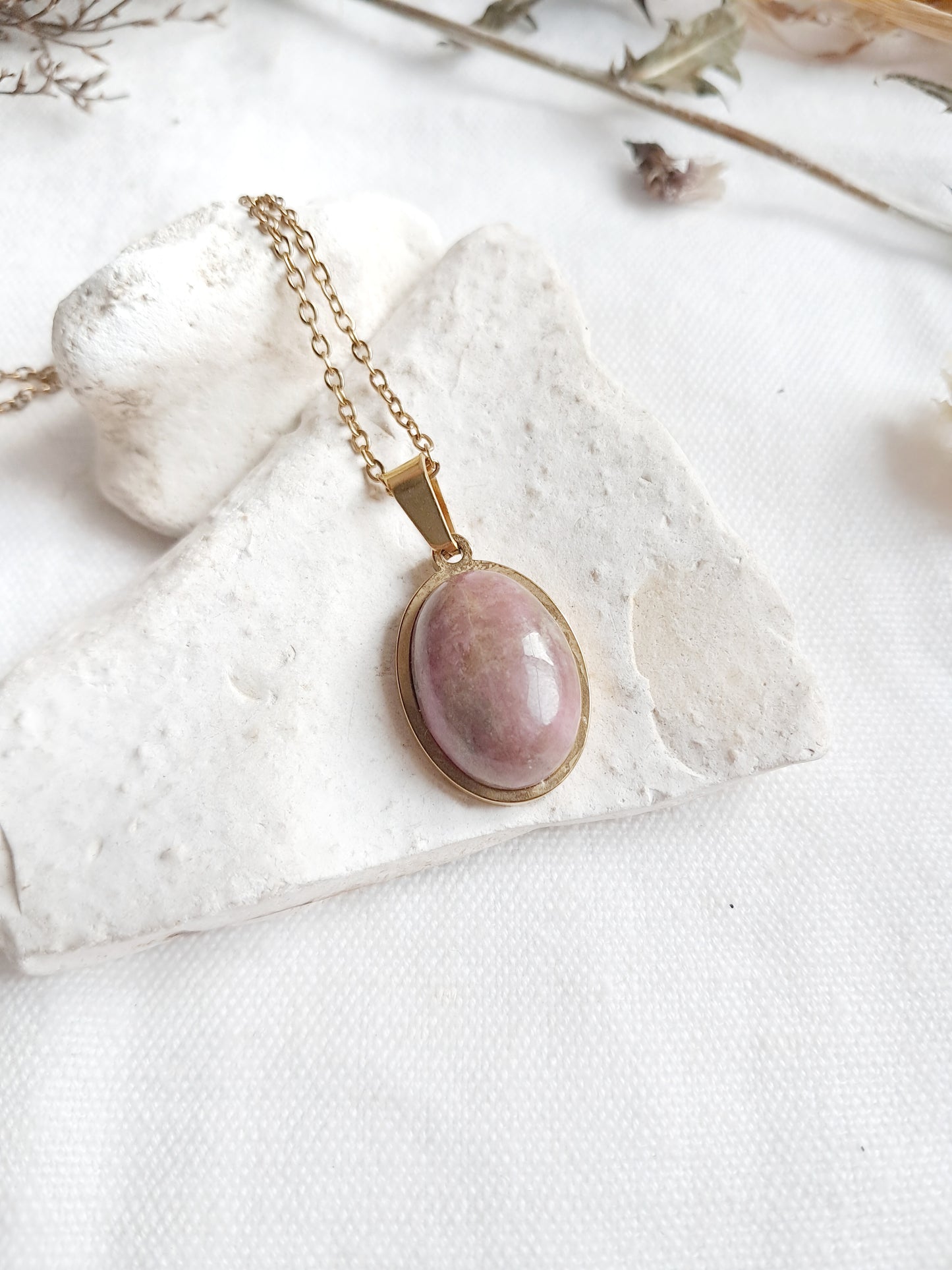 Collier en rhodonite et acier inoxydable doré