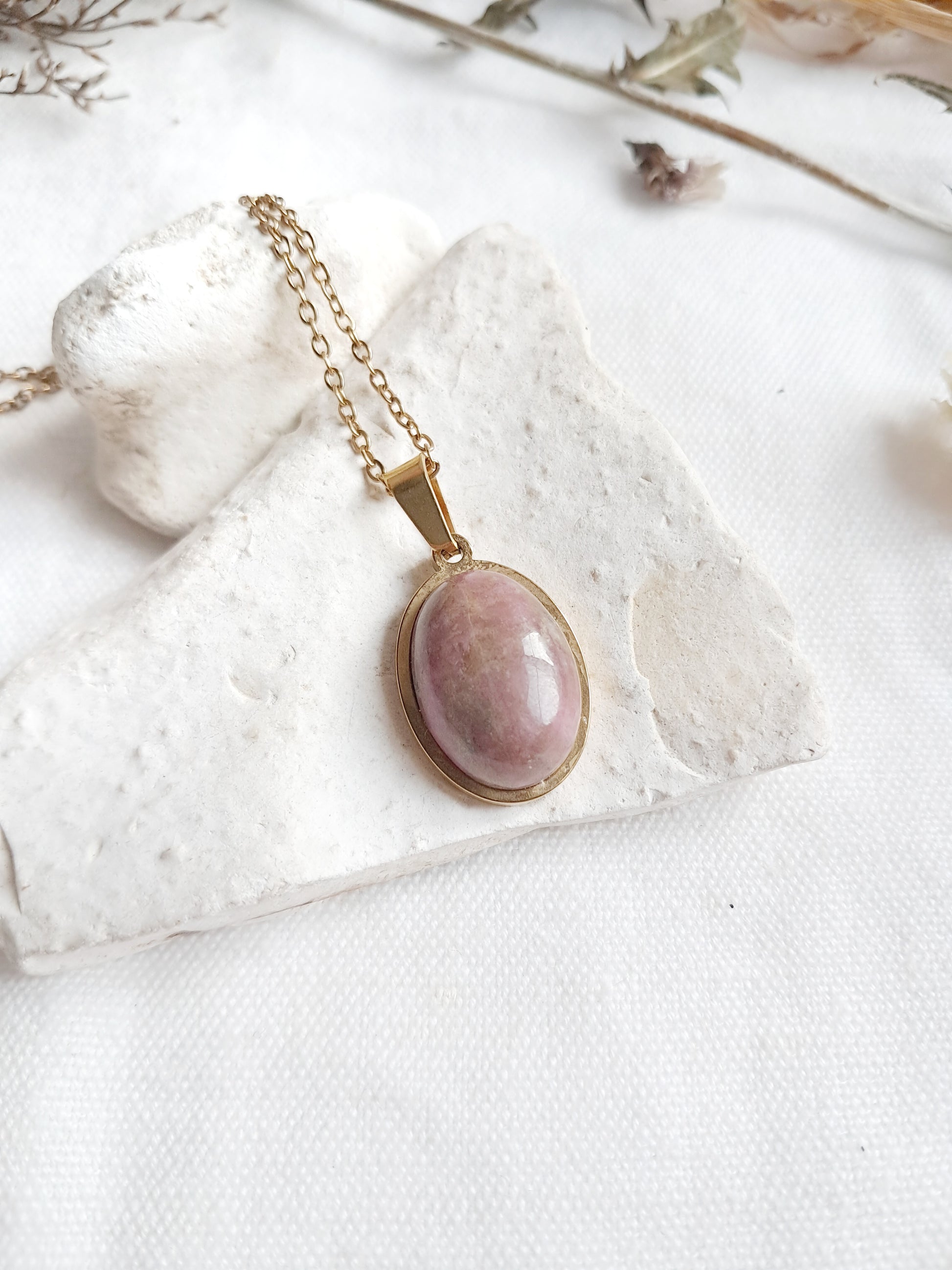 Collier en rhodonite et acier inoxydable doré