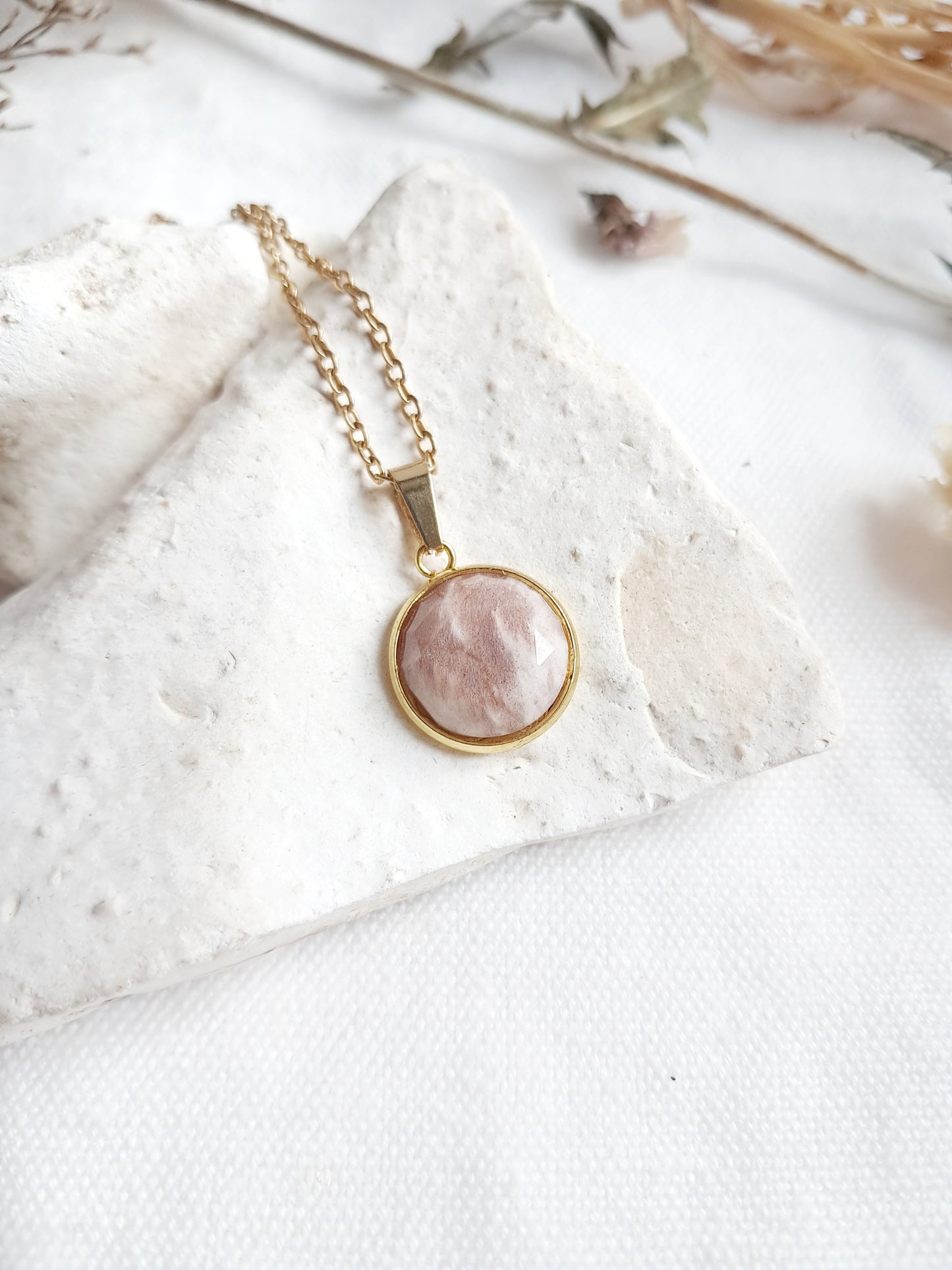 Collier en pierre du soleil et acier inoxydable doré 