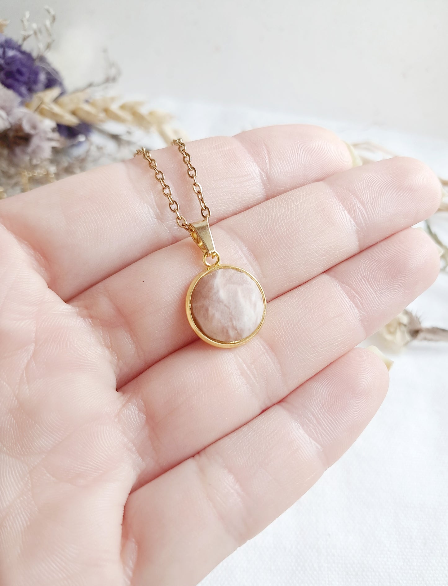 Collier en pierre du soleil et acier inoxydable doré