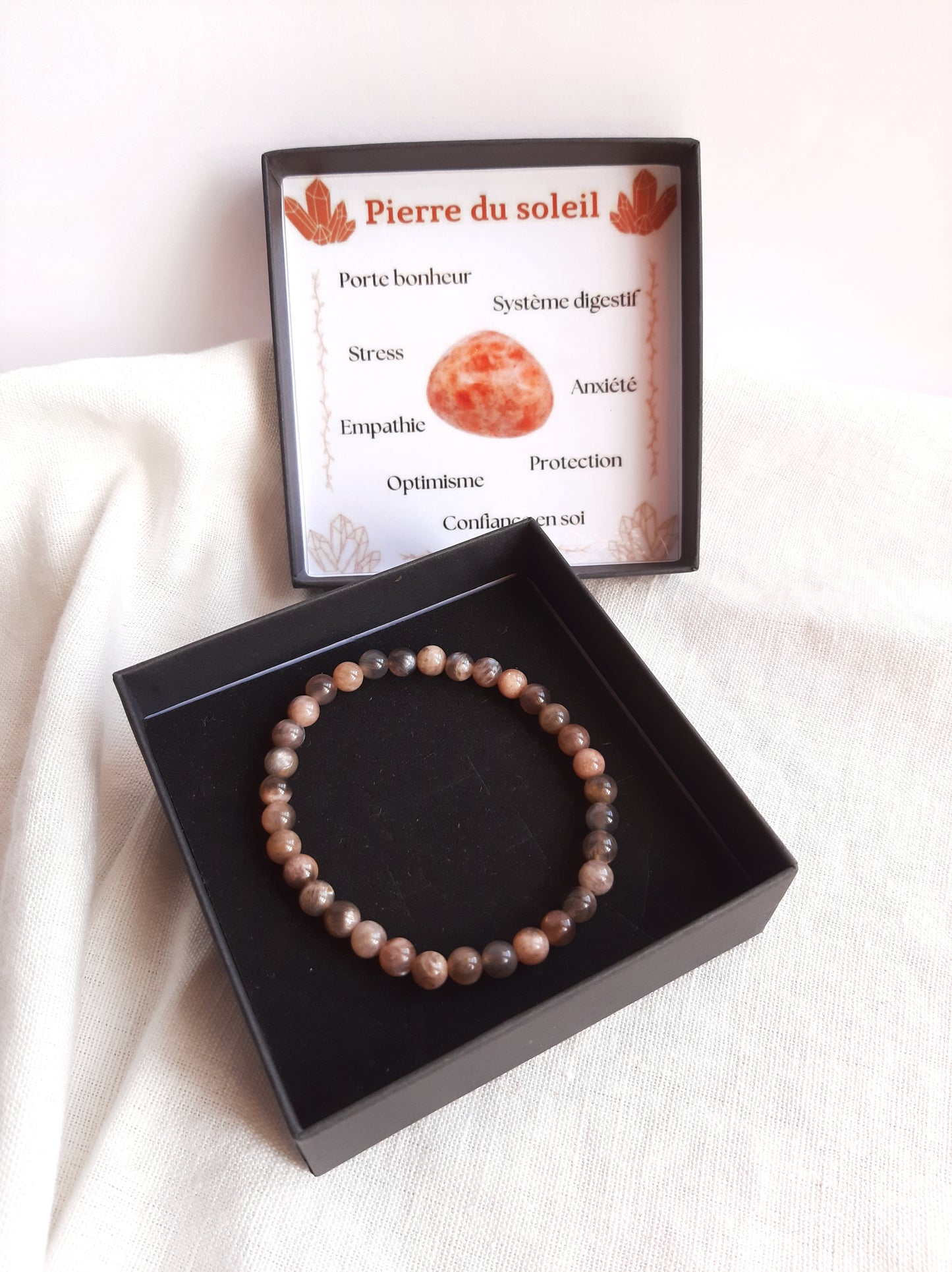 bracelet en pierre du soleil dans sa boîte