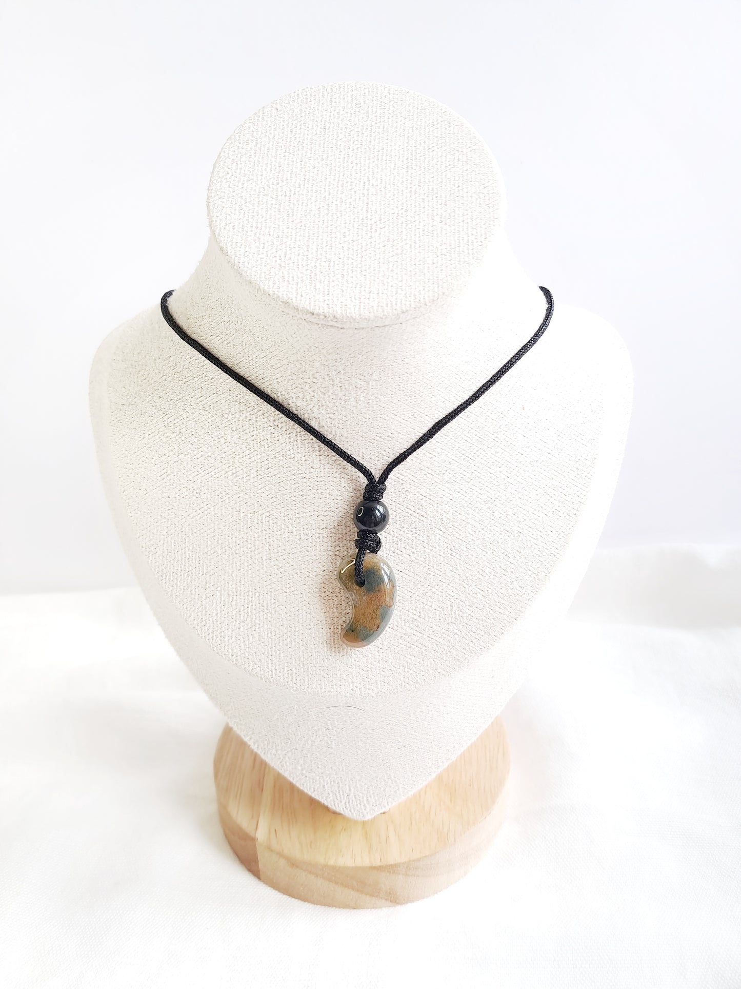 Collier en cordon Magatama en agate indienne