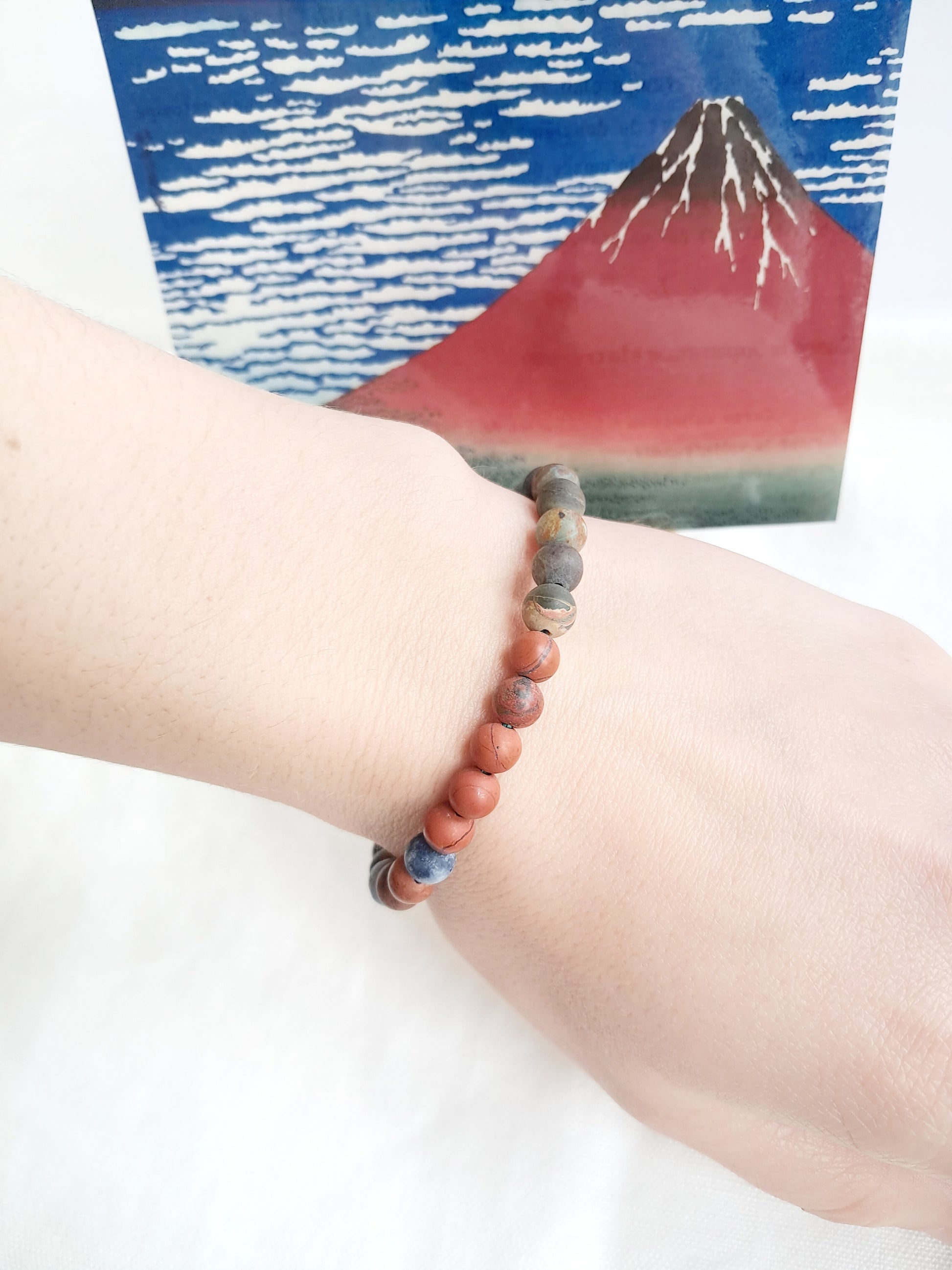 Bracelet "Le Fuji par temps clair" porté sur un poignet