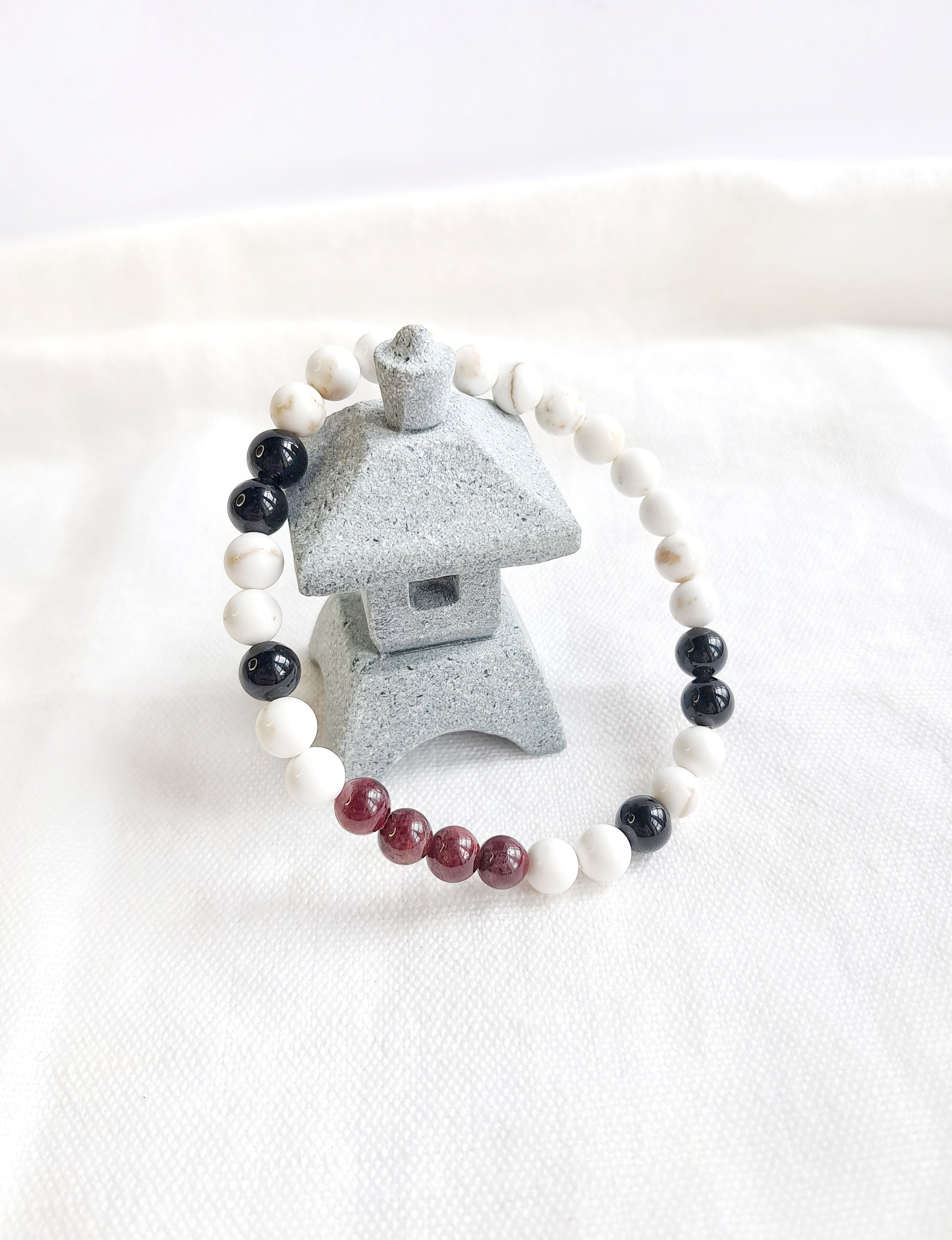 Bracelet "masque du Théâtre Nô" en magnésite, grenat et obsidienne