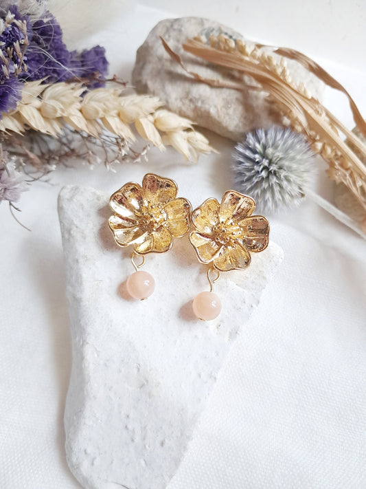 Boucles d'oreilles fleurs de camélia et pierre du soleil