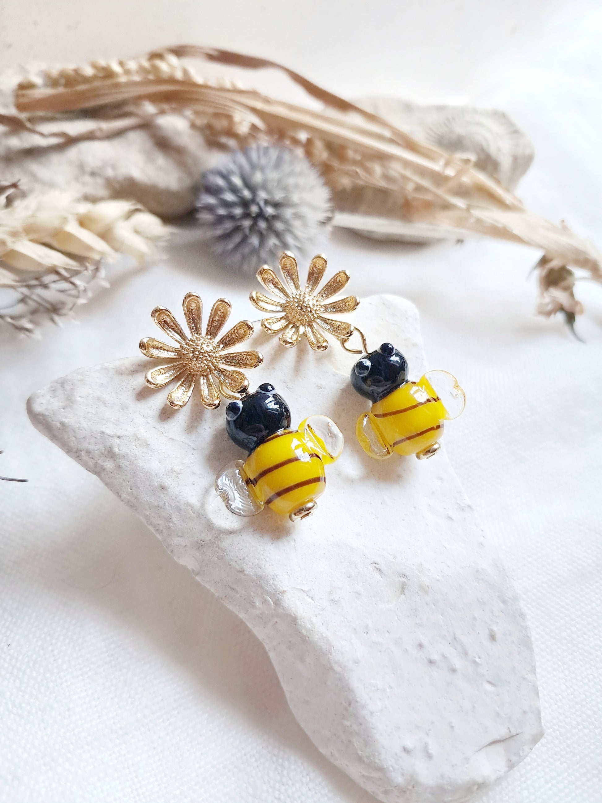 Boucles d'oreilles pendantes fleurs et abeilles en verre