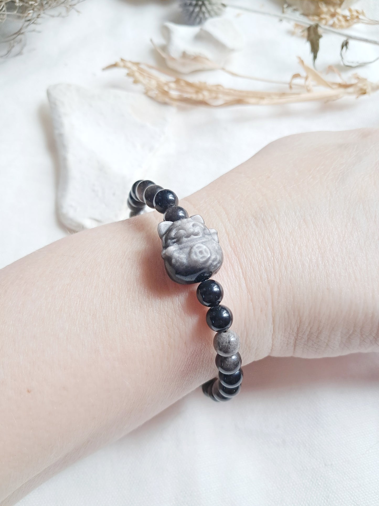 Bracelet chat de la chance en obsidienne argentée porté