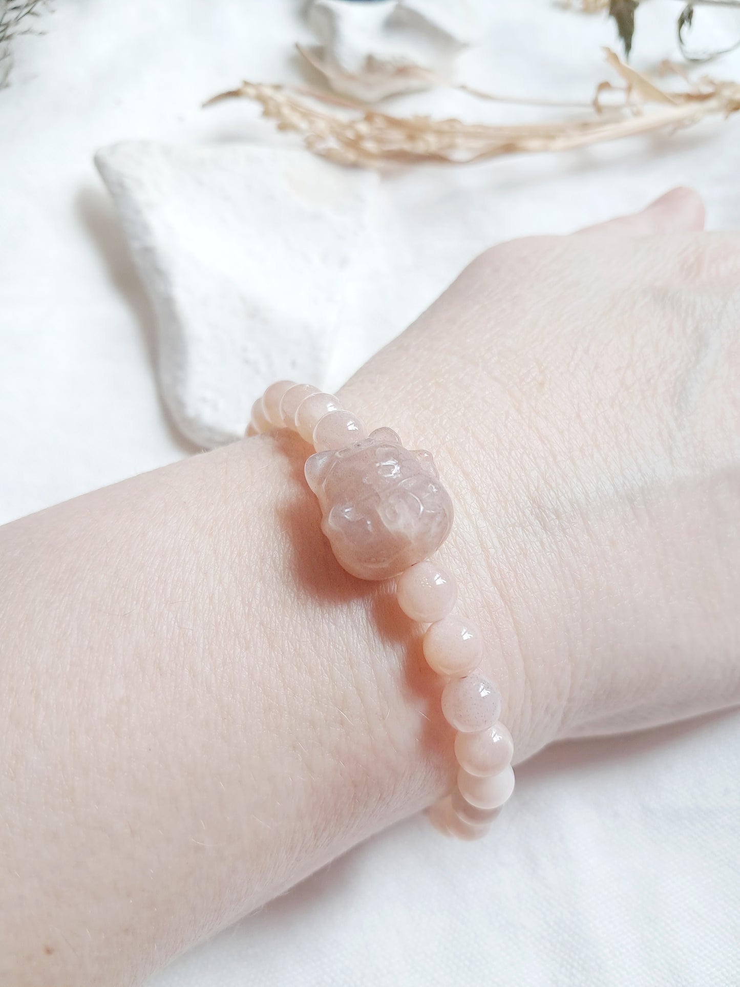 Bracelet chat de la chance en pierre du soleil porté