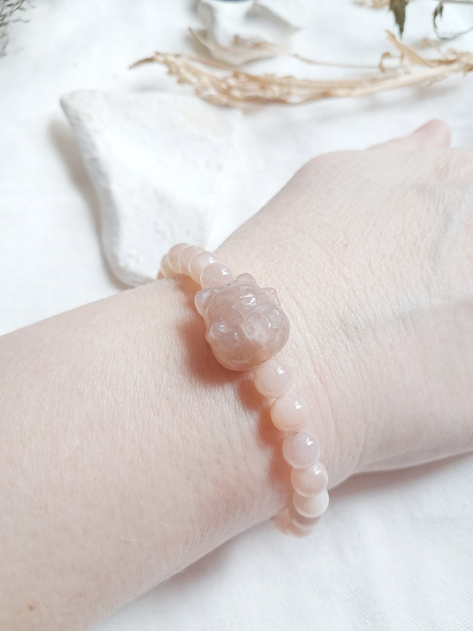 Bracelet chat de la chance en pierre du soleil porté