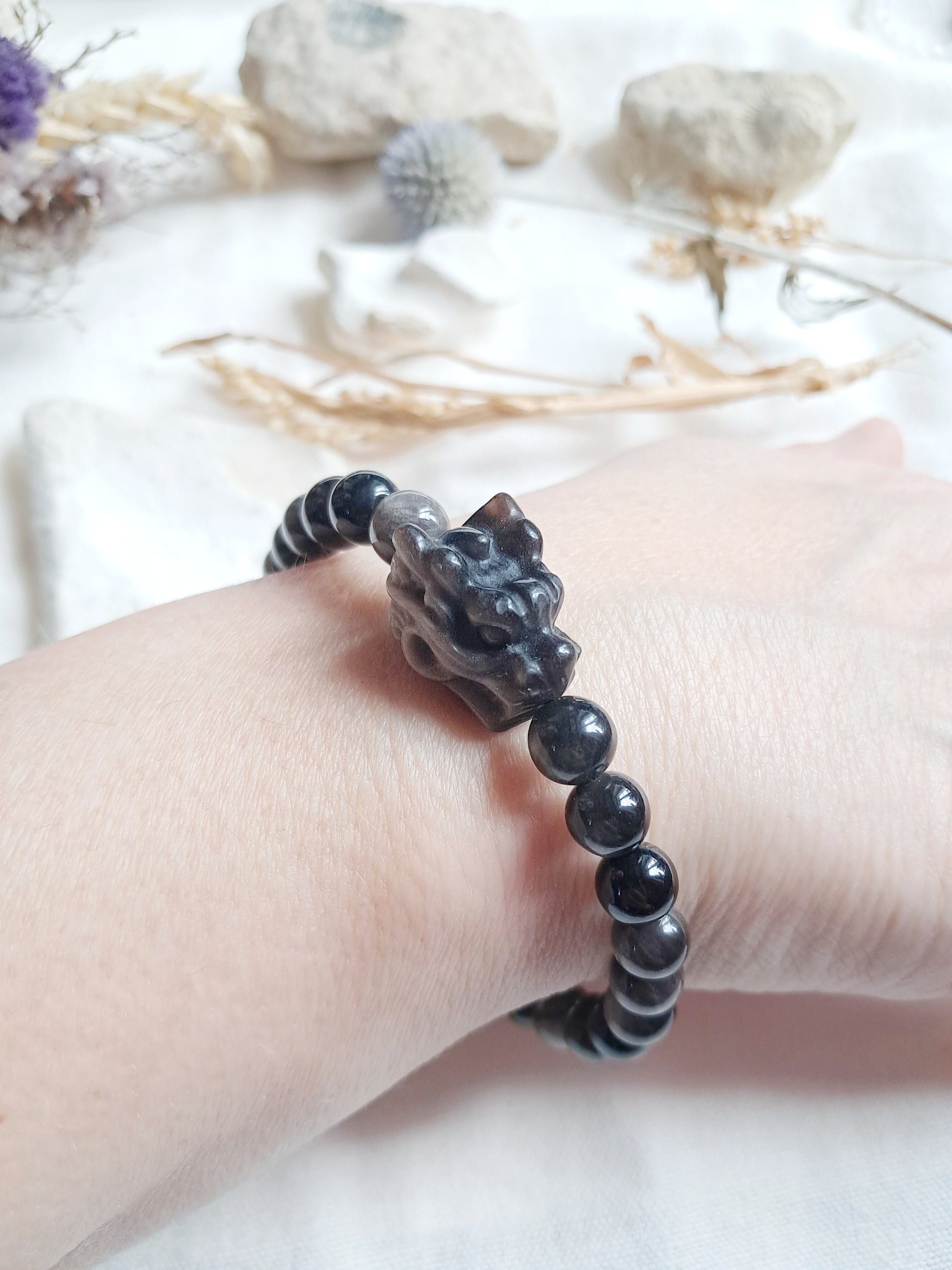 Bracelet dragon en obsidienne argentée porté