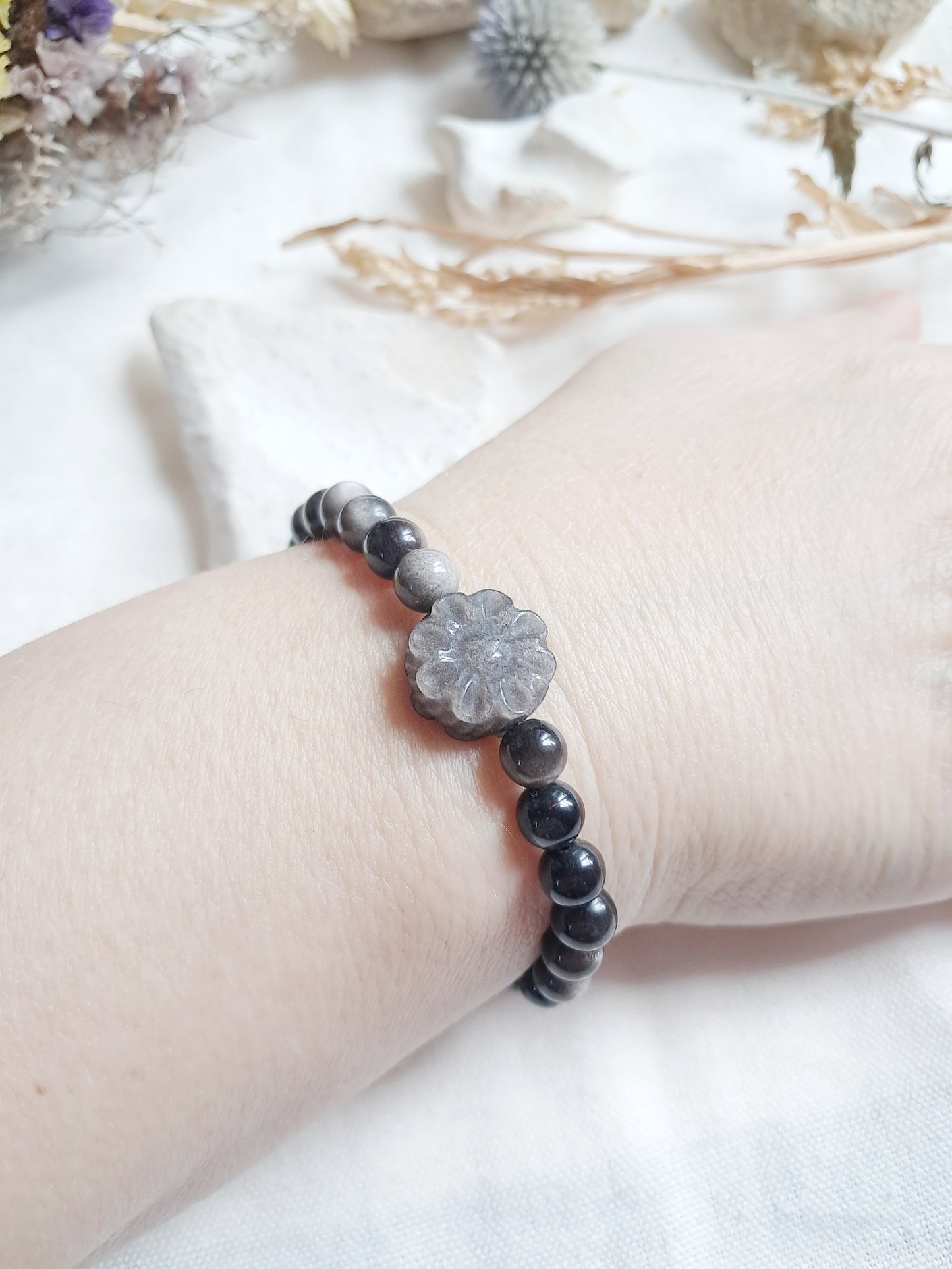 Bracelet fleur de tournesol en obsidienne argentée porté