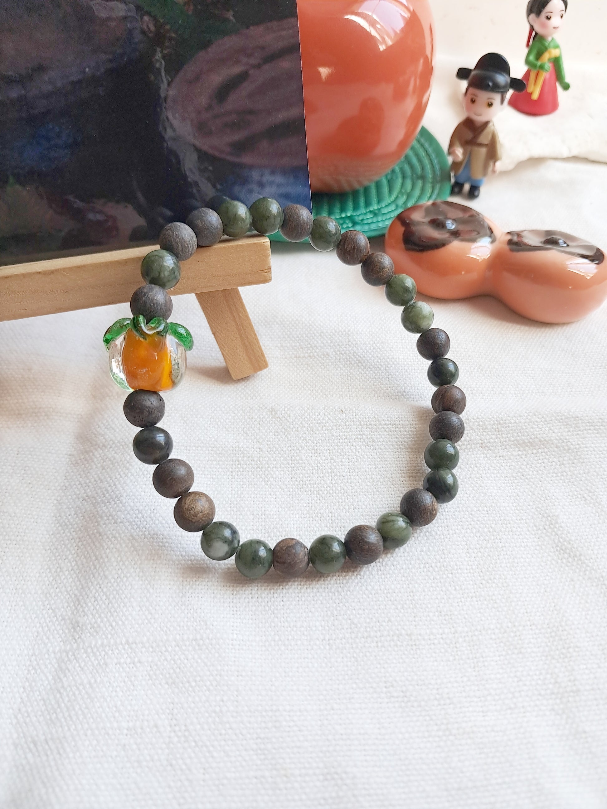 Bracelet fruit Kaki (감) en verre, bronzite et jade vert