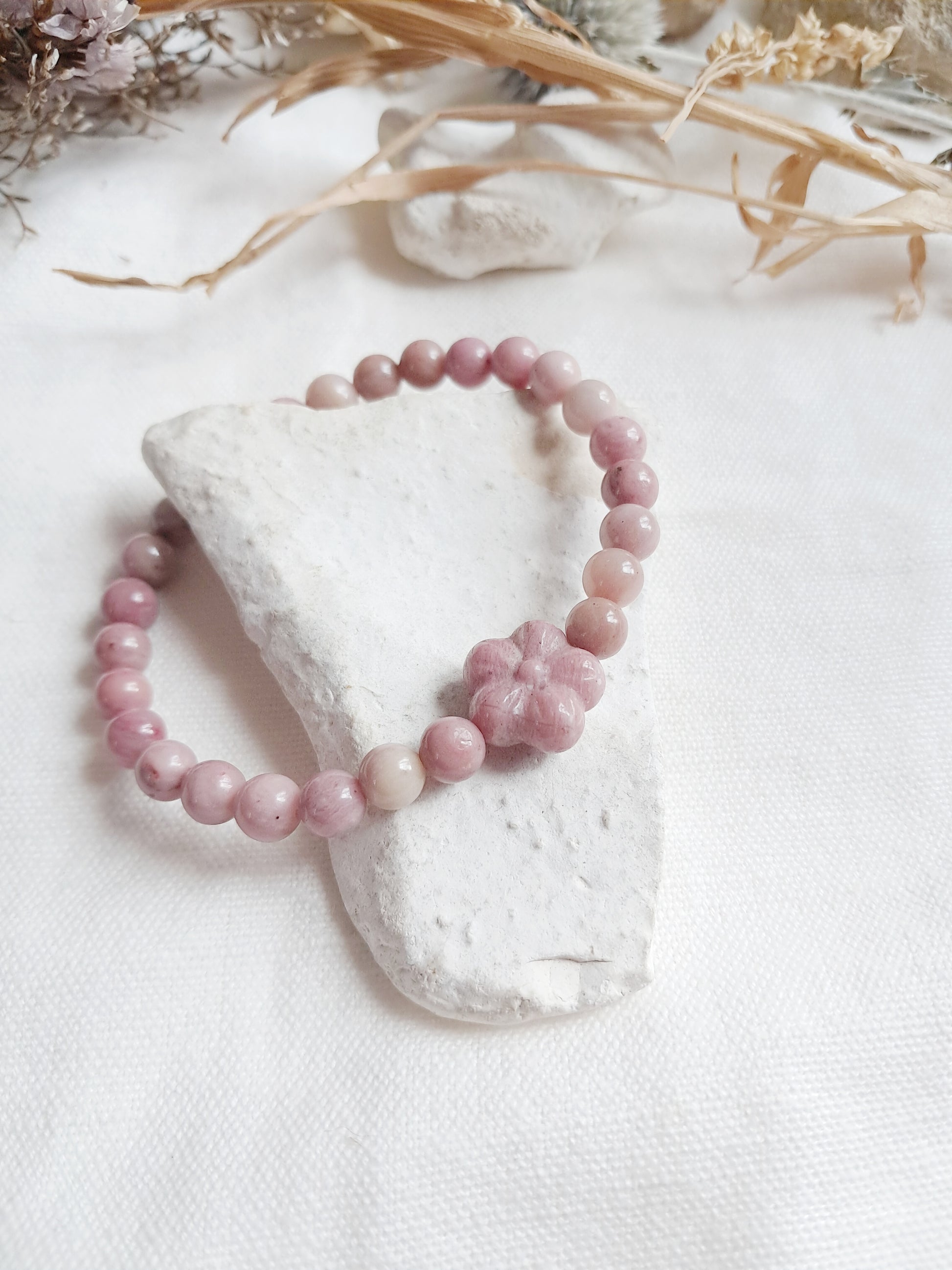 Bracelet perle sculptée fleur en rhodonite