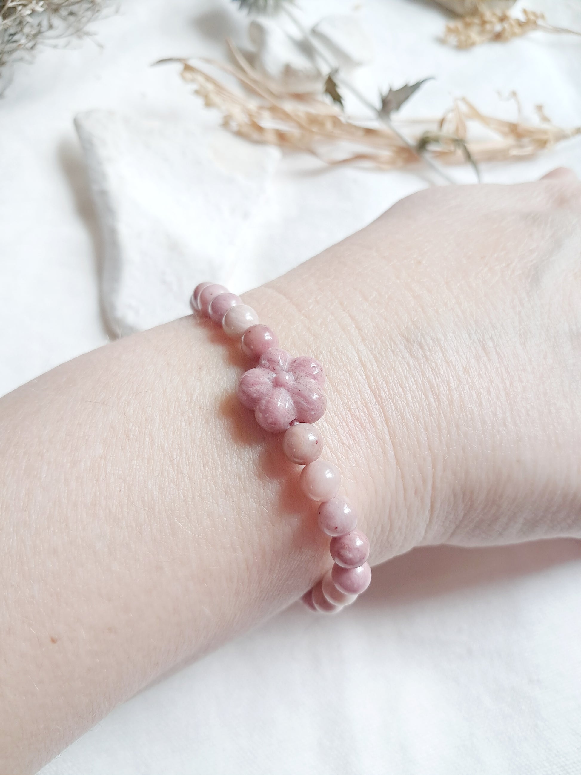 Bracelet perle sculptée fleur en rhodonite porté