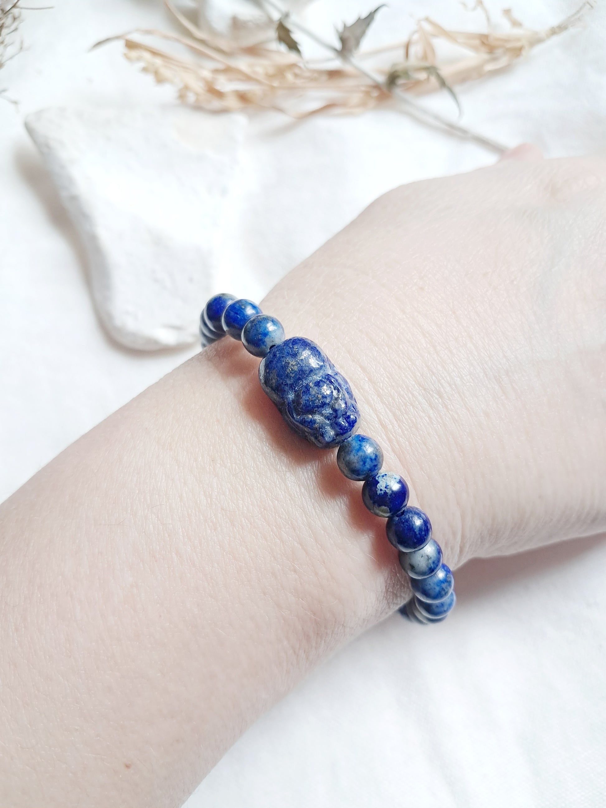 Bracelet perle sculptée pixiu en lapis-lazuli porté