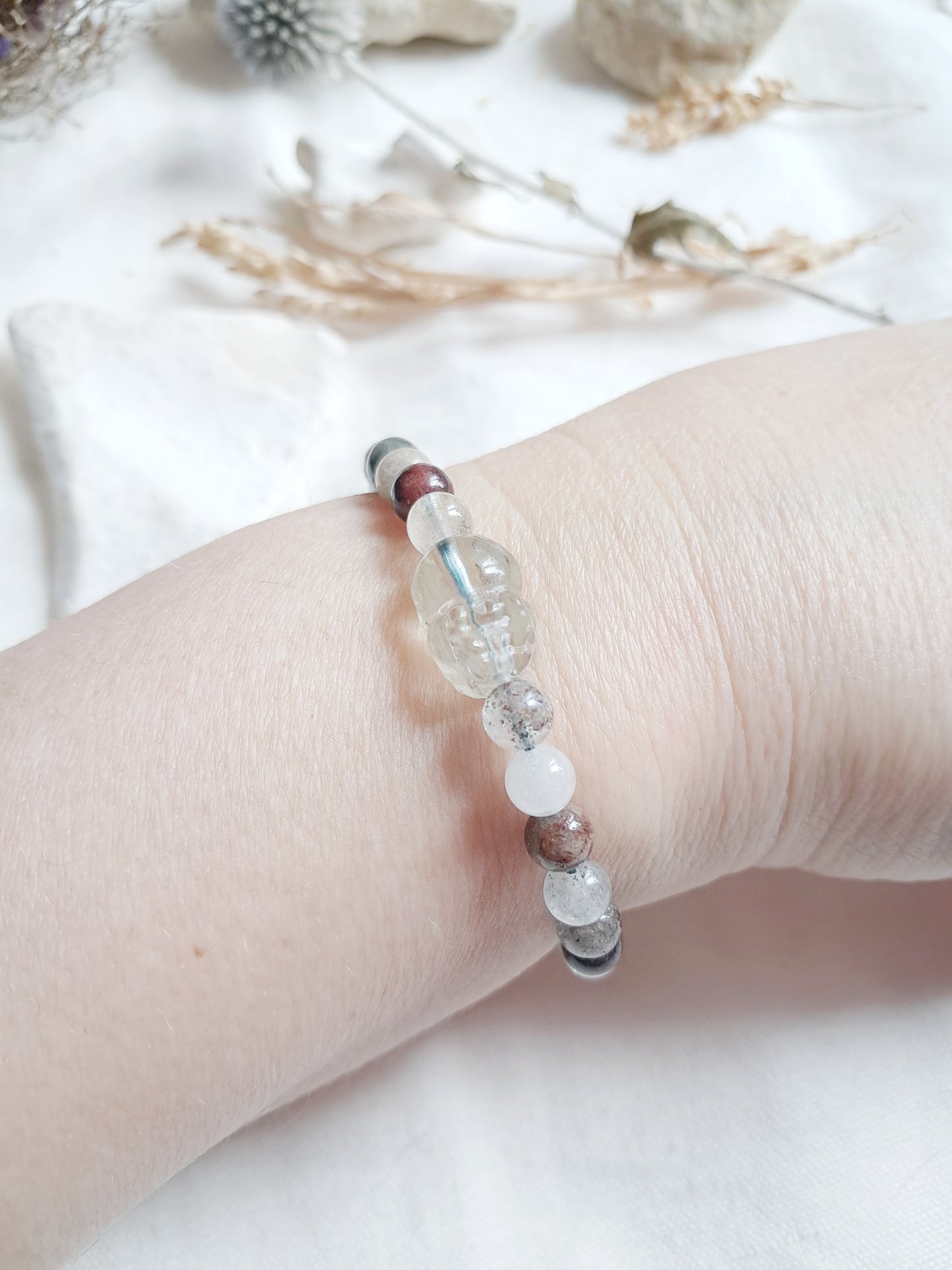 Bracelet perle sculptée pixiu en quartz fantôme porté