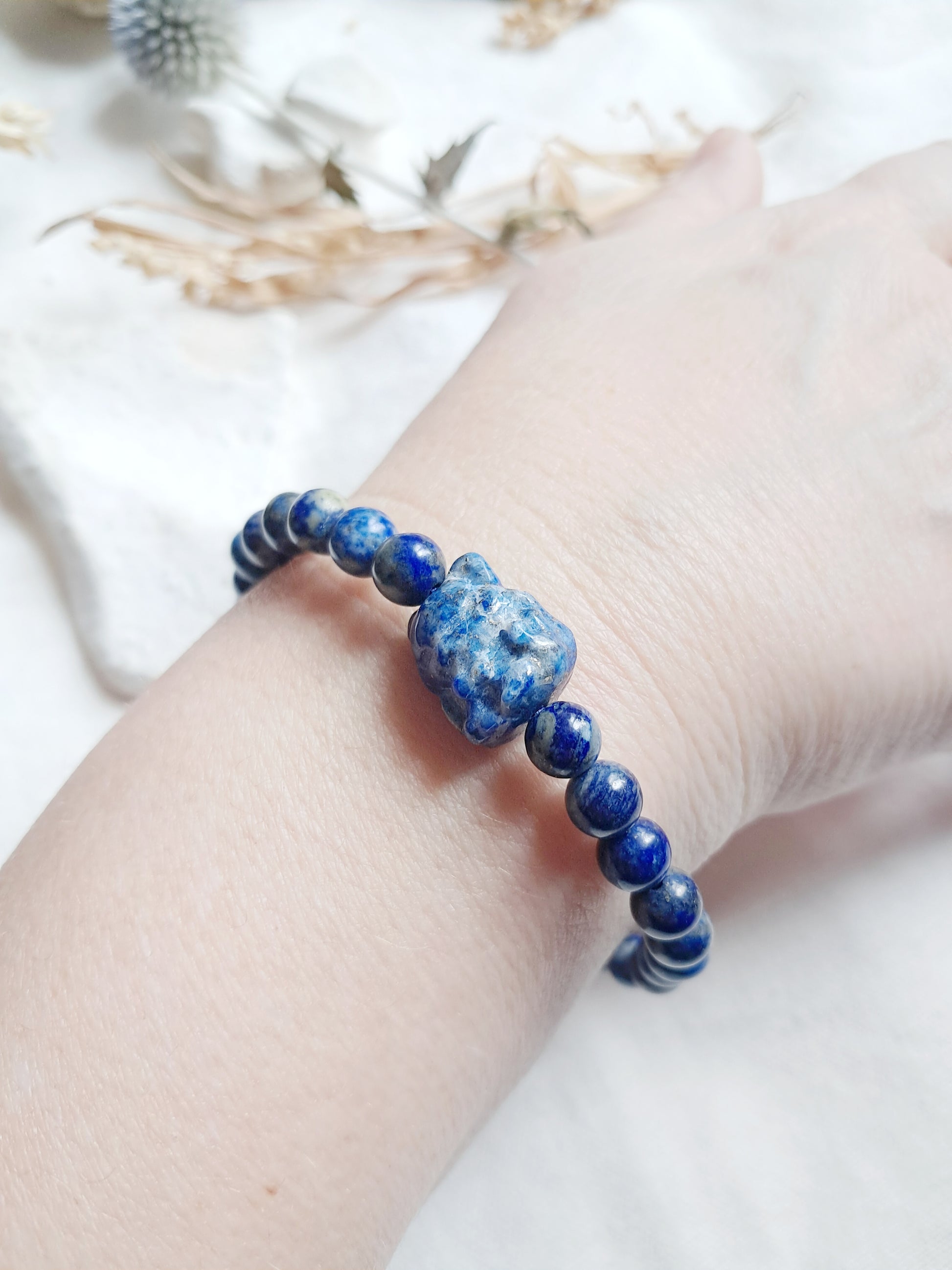 Bracelet renard à neuf queues en lapis-lazuli porté